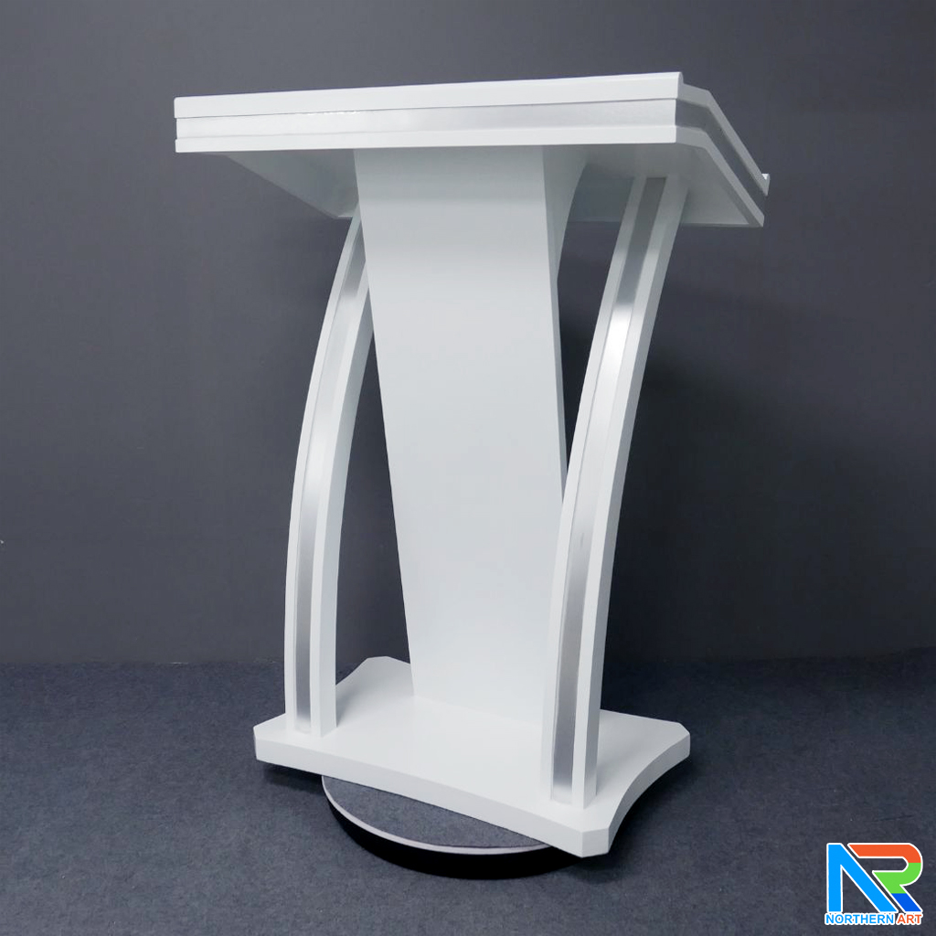 โพเดียมไม้ ยืนคู่ สีขาว ขนาด (W)90 x (L)50 x (H)120 cm. ตกแต่งแถบลามิเนตสีเงินเงาTOPและเสาข้าง