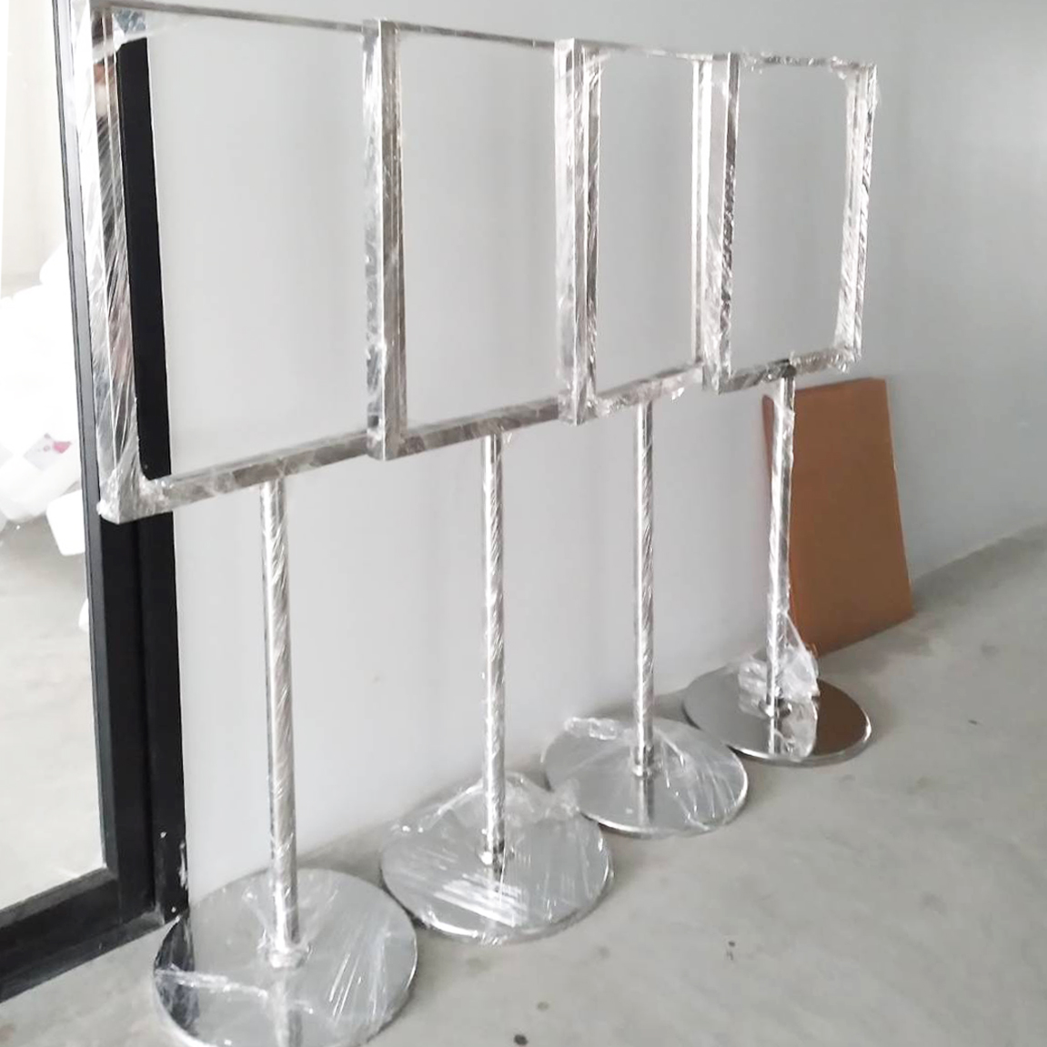 โปสเตอร์สแตนด์ สแตนเลส ขนาด 52x69x150 cm.ฐานกลม พร้อมอะคริลิค 2 แผ่น ประกบ สอดงานพิมพ์ด้านบน