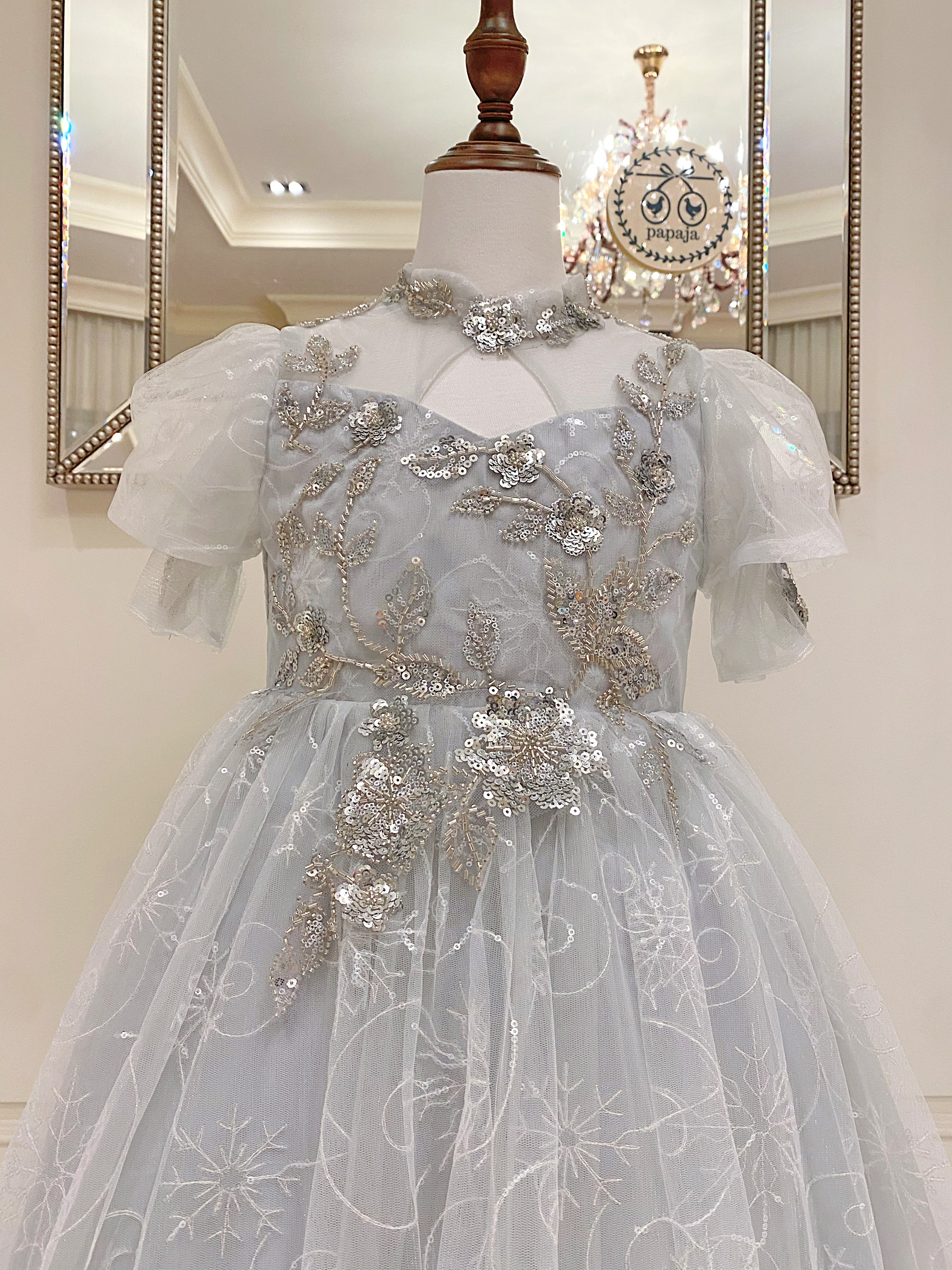 เดรสออกงานราตรียาวแขนตุ๊กตาผสมแขนสี่ส่วน คอจีนสีเทาอ่อน เรียบหรูสุภาพเรียบร้อย