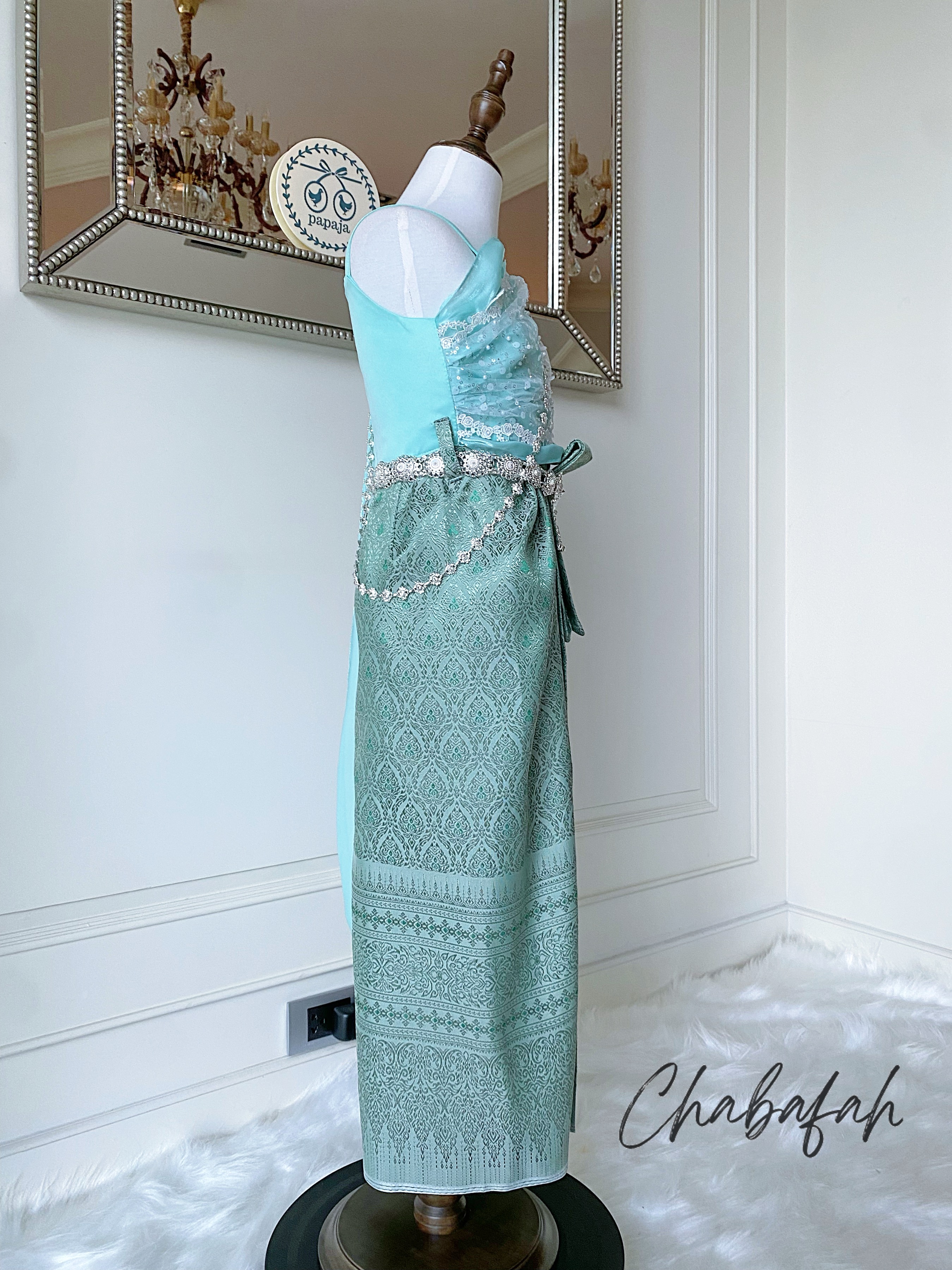 เดรสชุดไทยสไบเฉียง สีเขียวมิ้นท์ แบรนด์ Chabafah พร้อมเครื่องประดับ 3 ชิ้น