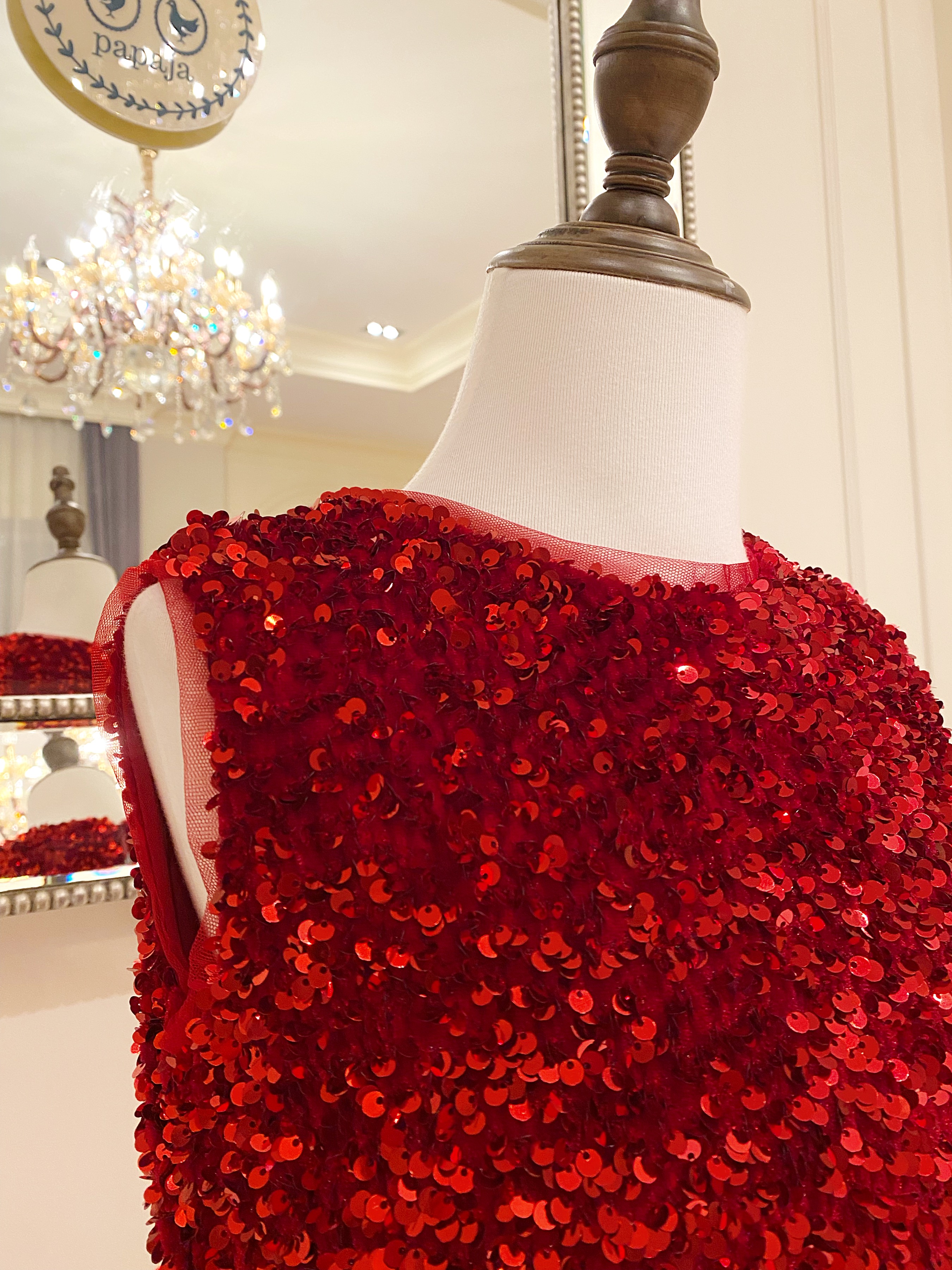 เดรสราตรียาวสีแดงแขนกุด (งานไฮพรีเมี่ยม) ดีเทลปักเลื่อมด้านบน ช่วงกระโปรงผ้าดัสเชสเนื้อเงา ผ้าสวยมาก