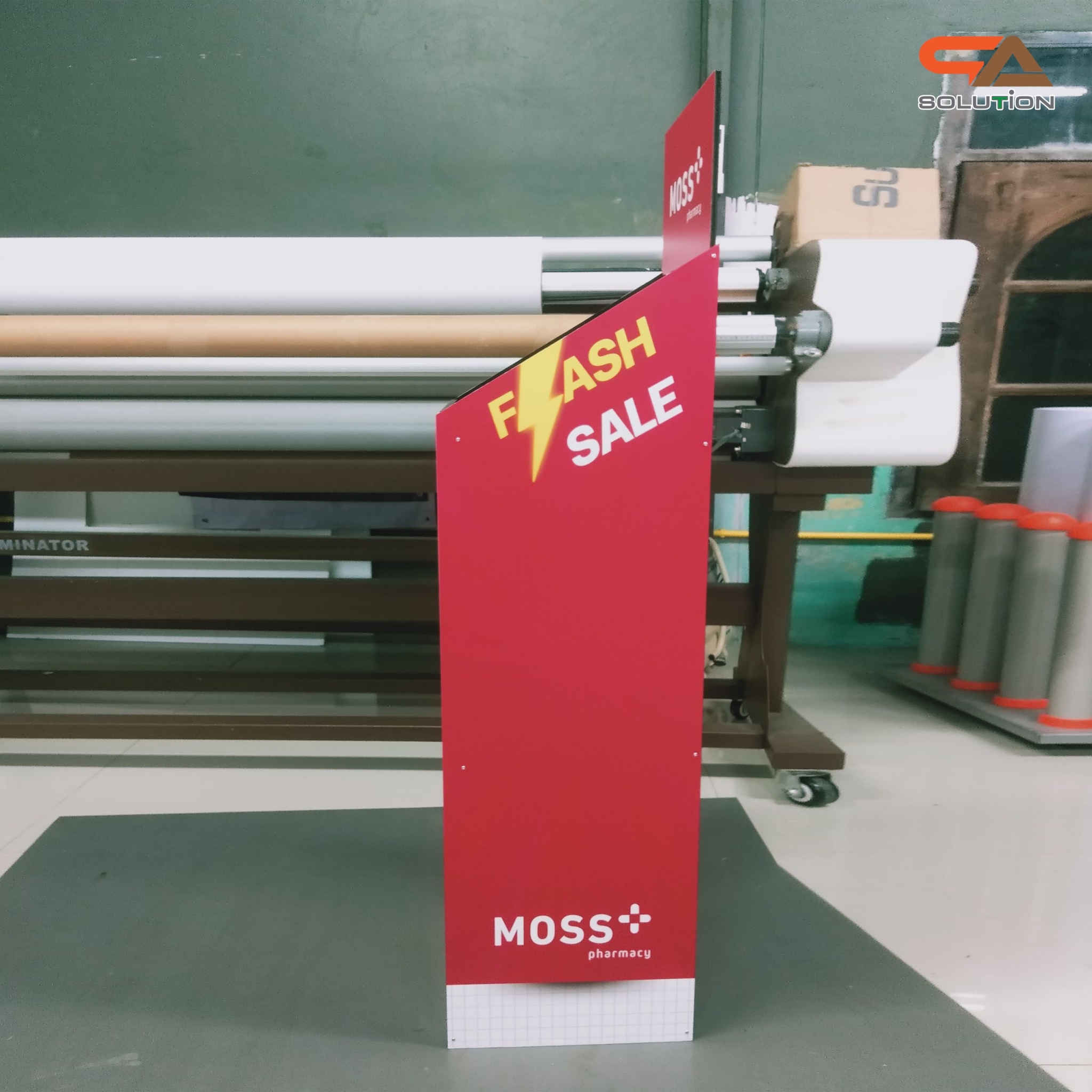 CLEARANCE SALE! ชั้นวางสินค้าพลาสวูด 4 ชั้น ขนาด (W)34 x (D)35.5 x (H)132 ซม. วัสดุพลาสวูดสีดำหนา 8 มม พร้อมงานพิมพ์สติ๊กเกอร์