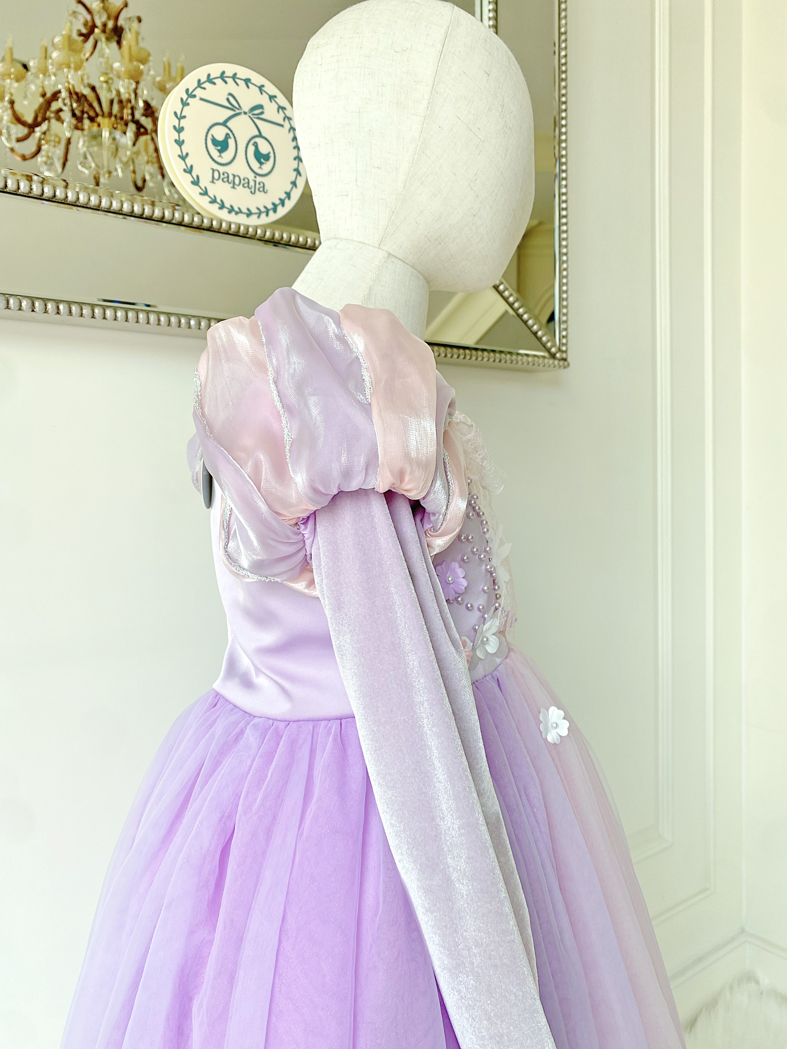 ชุดเจ้าหญิงราพันเซล บนตัวชุดประดับดอกไม้น่ารัก