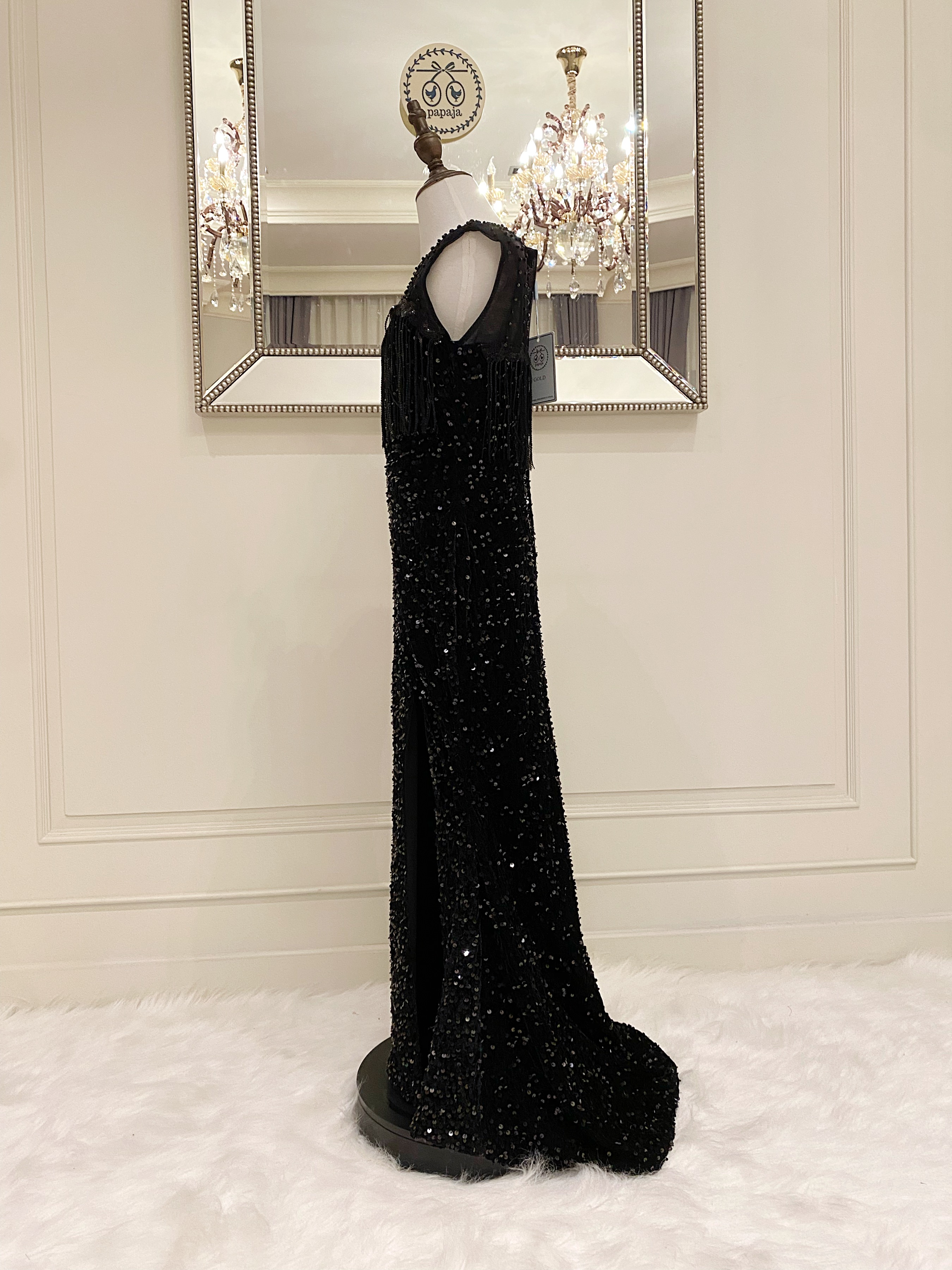 เดรสราตรียาวหางปลาสีดำแขนกุดปักเลื่อมทั้งชุด ดีเทลไหล่ซีทรู ชุดนี้แพทเทริน์ใส่สวยเข้ารูปร่าง