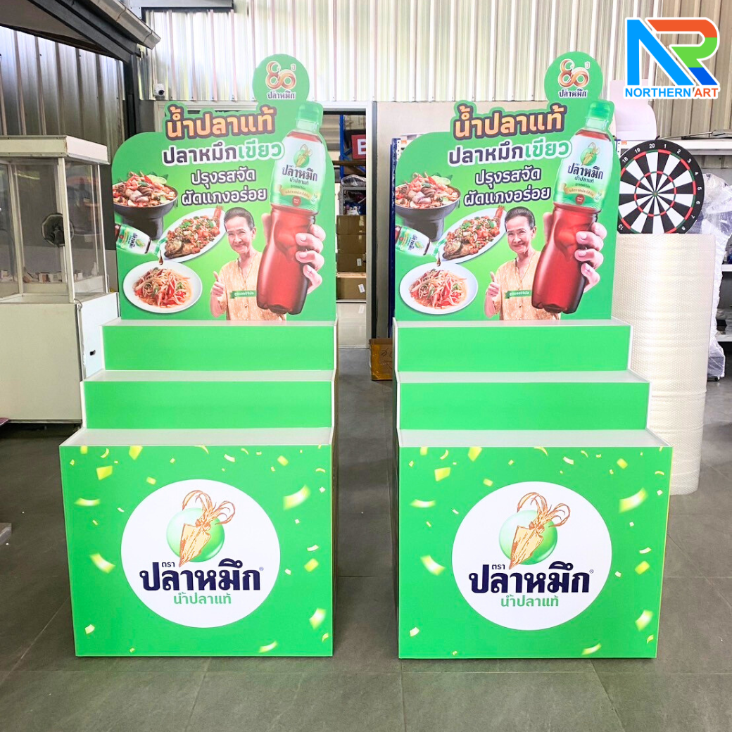 ชั้นวางพลาสวูดขั้นบันได ขนาด (W) 80 x (L)64 x (H)160 cm. มีล้อเลื่อนพร้อมตู้เก็บของด้านหลัง