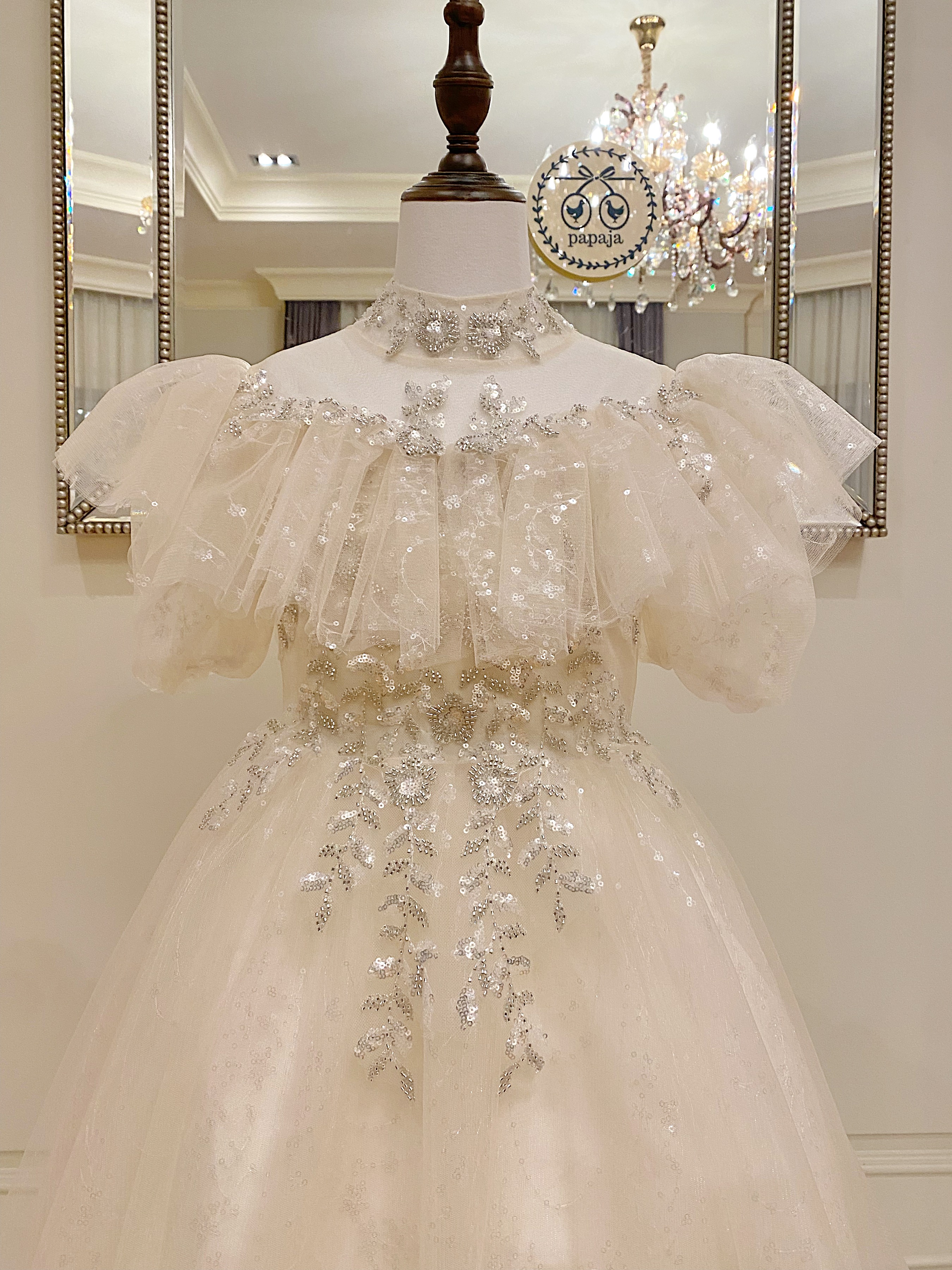 เดรสออกงานราตรียาวแขนยาวสี่ส่วน สีครีมผู้ดีสุดๆ กระโปรงปักเลื่อมโปรยปรายวิ้งๆ ดีเทลปักลูกไม้และเลื่อมที่กลางอก