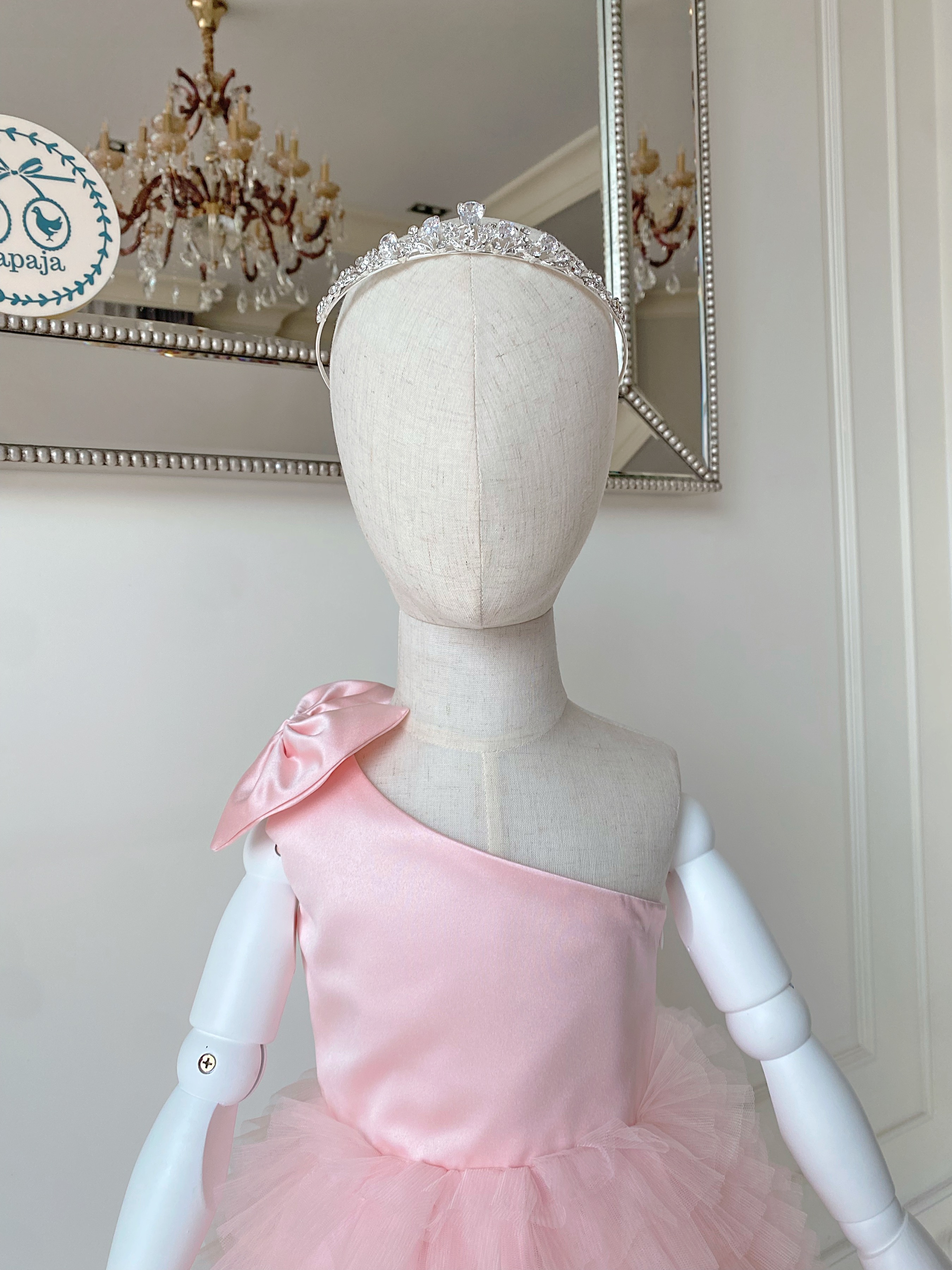 เดรสราตรีสั้นสีชมพูอ่อน ดีเทลไหล่เดียวตกแต่งโบว์ กระโปรงฟูน่ารัก