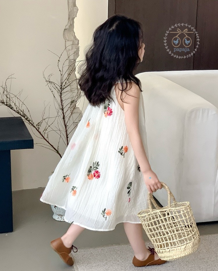 เดรสแขนกุดไหล่ล้ำสีขาว ผ้าปักลายดอกไม้หลากสี