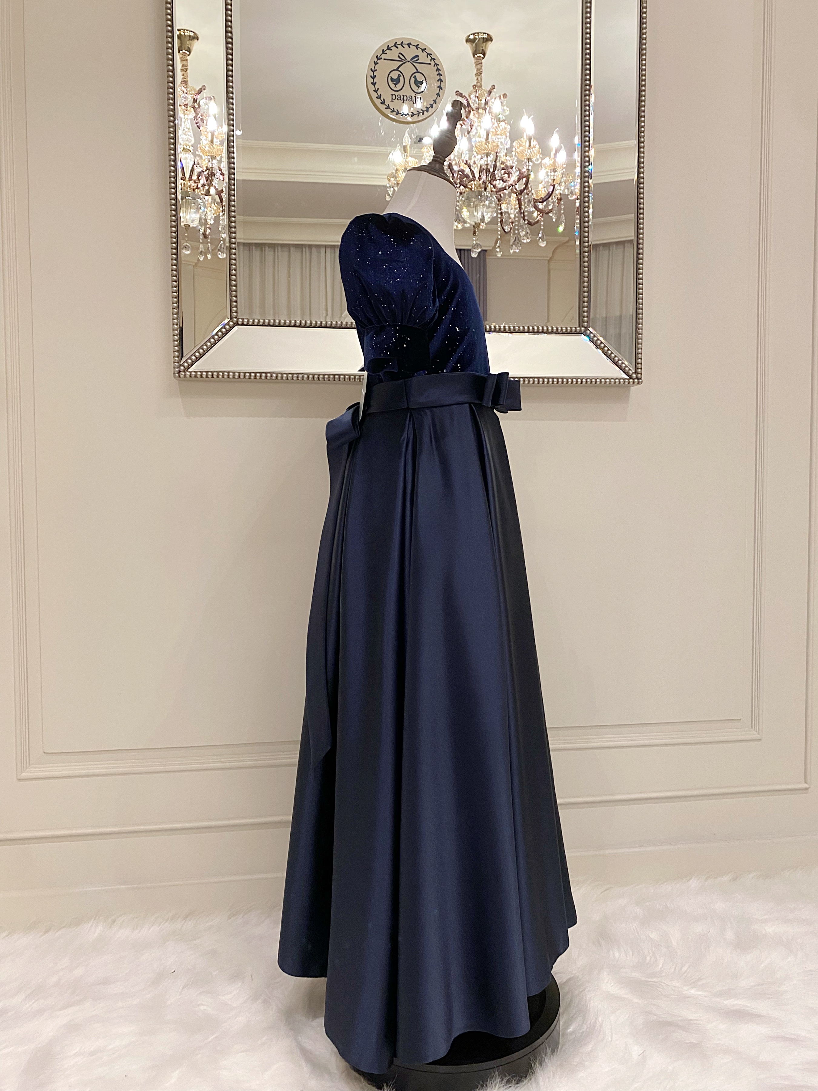 เดรสราตรียาวสีน้ำเงินกรมท่าแขนตุ๊กตา ดีเทลช่วงบนกำมะหยี่ตัดกับช่วงล่างผ้าซาติน