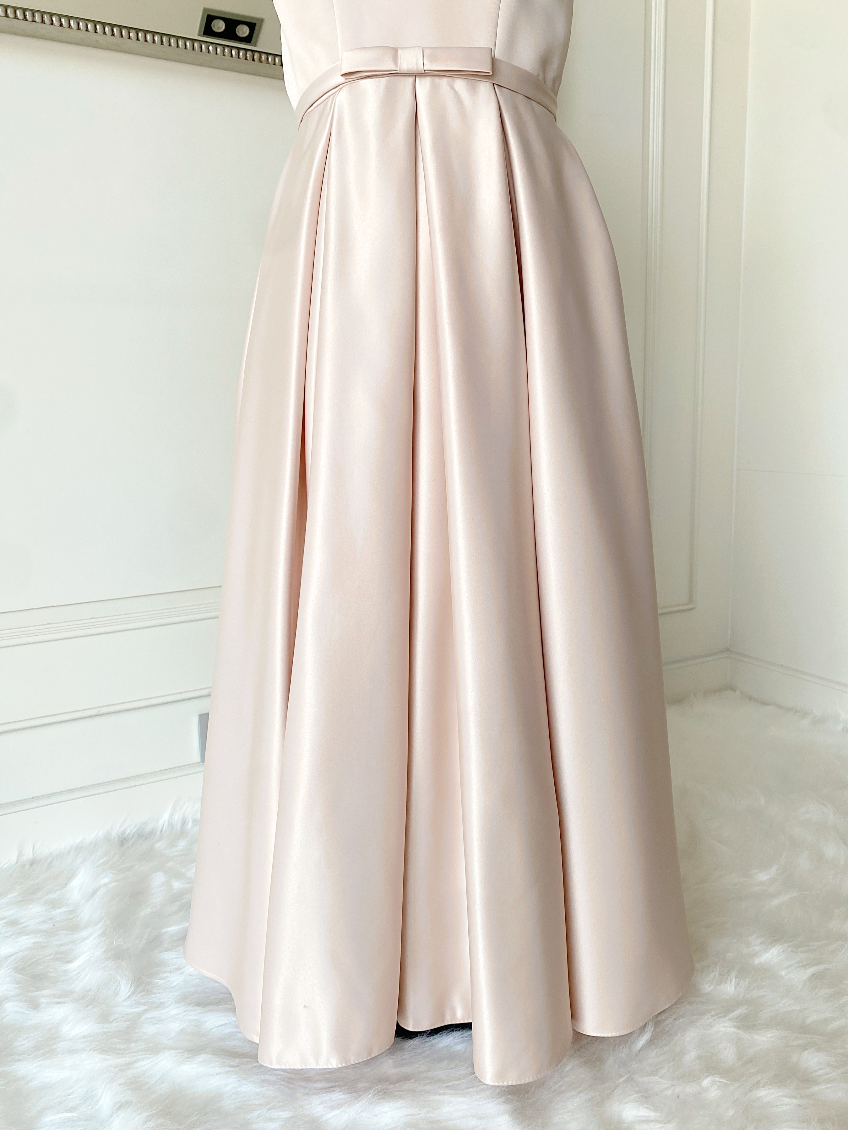 เดรสราตรียาวสีแชมเปญ แขนกุด ทรงเรียบหรูมินิมอล (งานไฮพรีเมี่ยม) ดีเทลประดับโบว์เล็กๆ ช่วงเอว