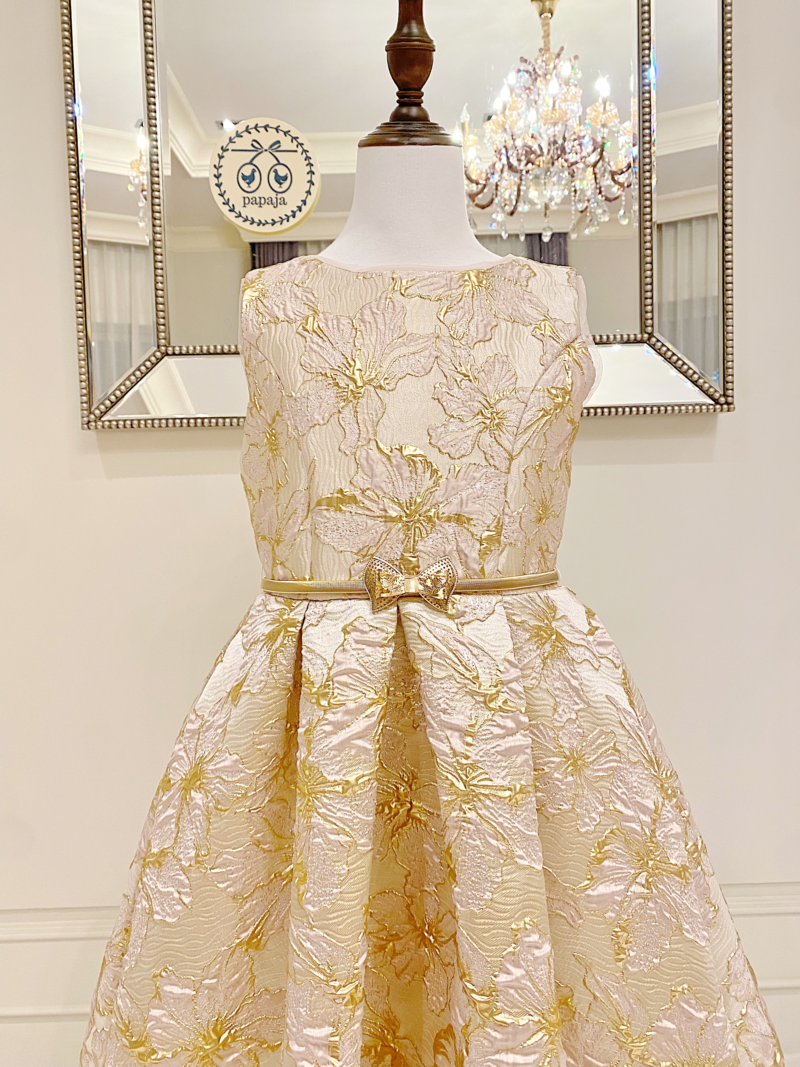 เดรสออกงานราตรียาวแขนกุดสีโทนครีมทอง งานไฮพรีเมี่ยม ผ้า Jacquard ทอลาย 3D มาพร้อมเข็มขัดโลหะสีทอง