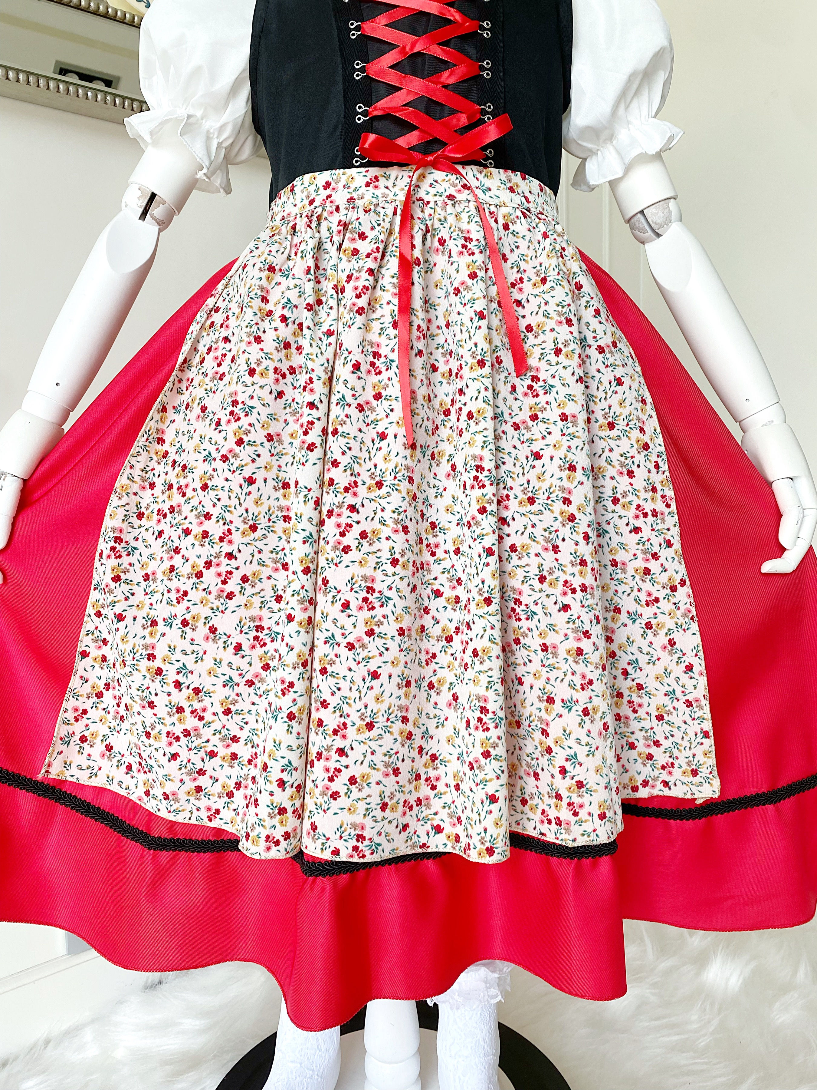 (เซต 5 ชิ้น) ชุดคอสเพลย์ ชุดประจำชาติเยอรมัน (German) เด็กหญิงโทนแดงดำ (เดรสเอี๊ยม+เสื้อ+ถุงเท้า+ผ้าคาดผม+ผ้ากันเปื้อน)