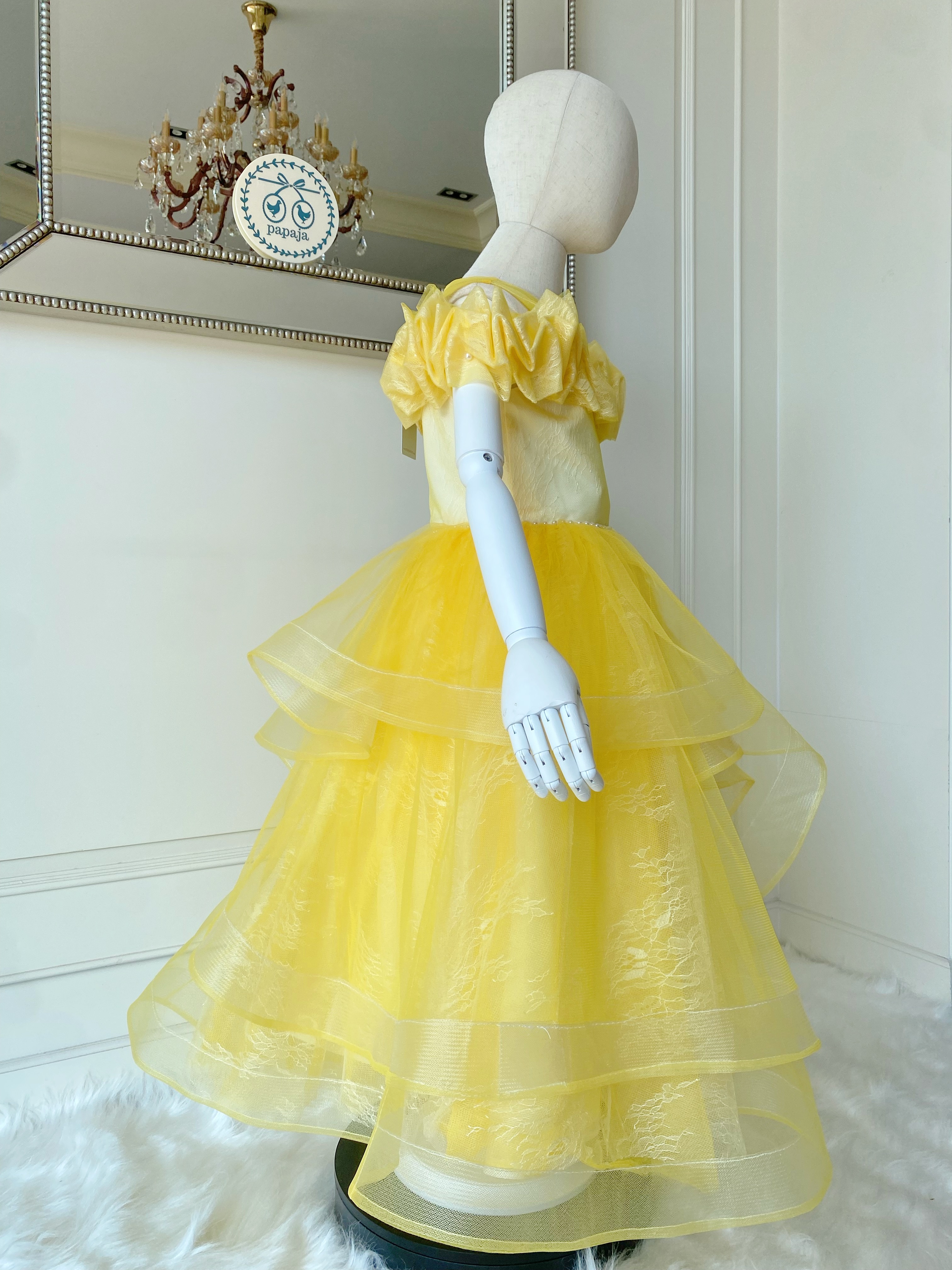เดรสราตรียาวสีเหลืองพาสเทล แขนกุด ดีเทลจับเดรปรอบไหล่ประดับไข่มุกรอบเอว