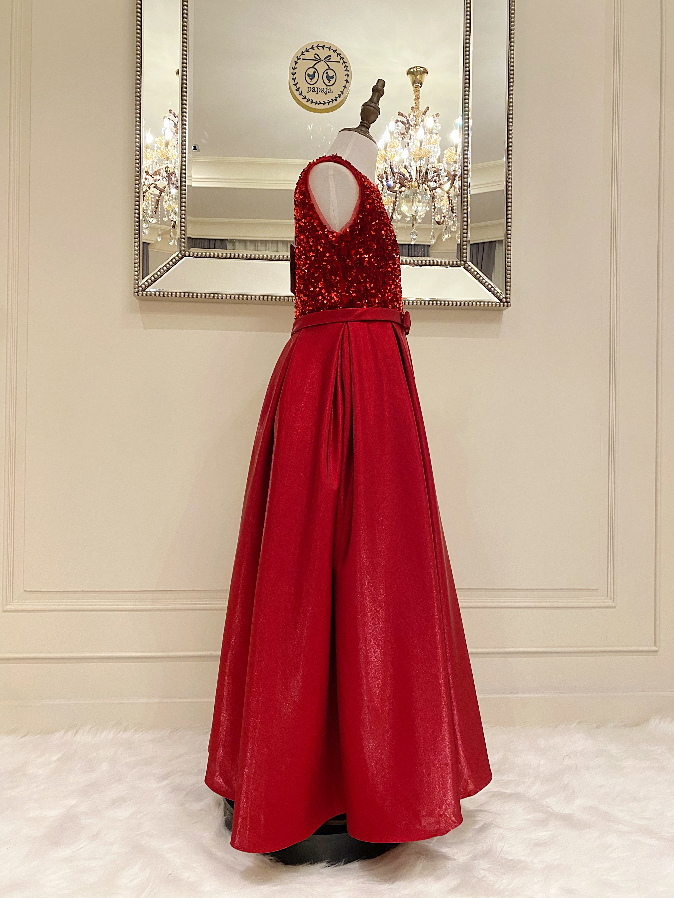 เดรสราตรียาวสีแดงแขนกุด (งานไฮพรีเมี่ยม) ดีเทลปักเลื่อมด้านบน ช่วงกระโปรงผ้าดัสเชสเนื้อเงา ผ้าสวยมาก