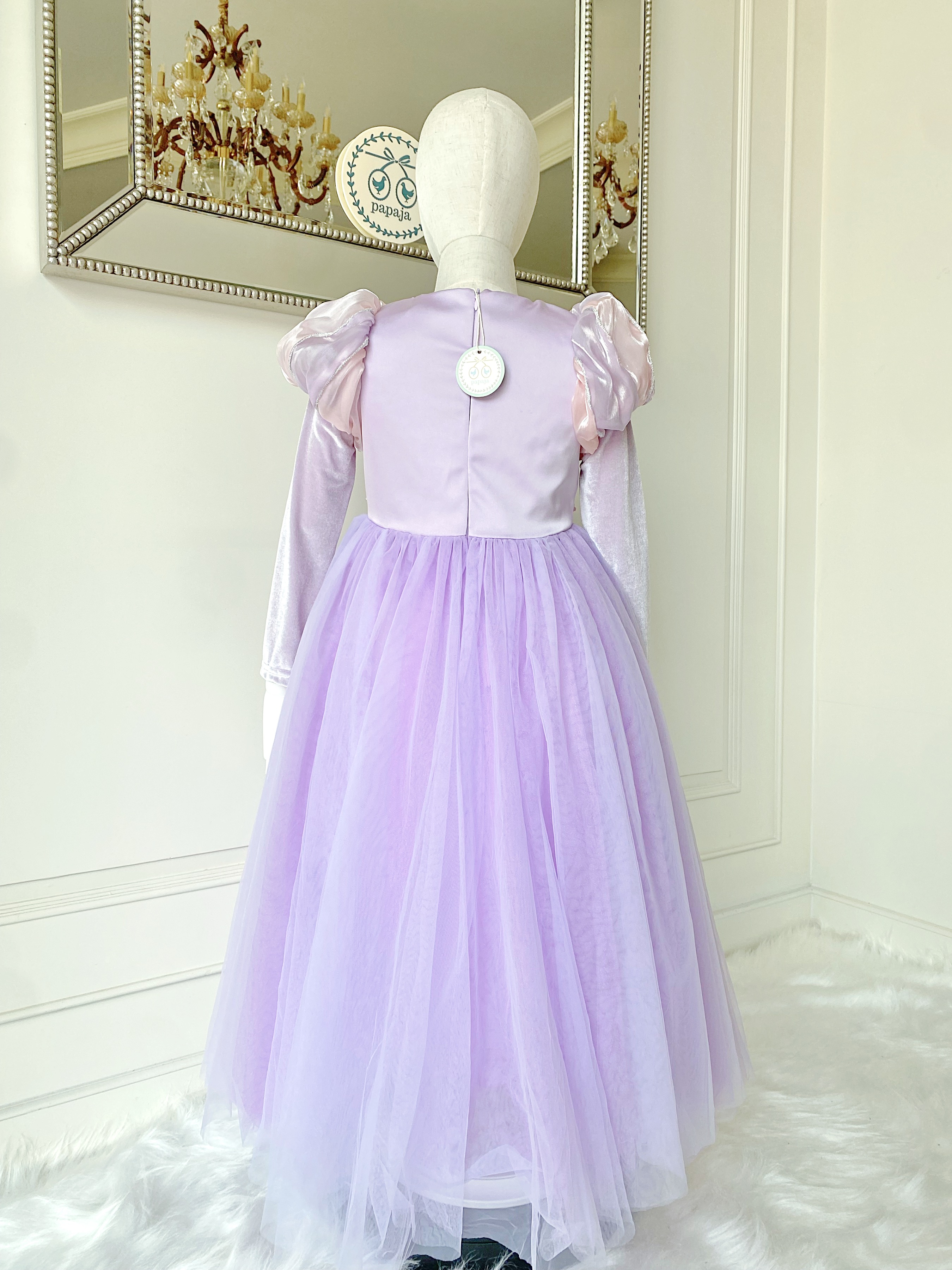 ชุดเจ้าหญิงราพันเซล บนตัวชุดประดับดอกไม้น่ารัก