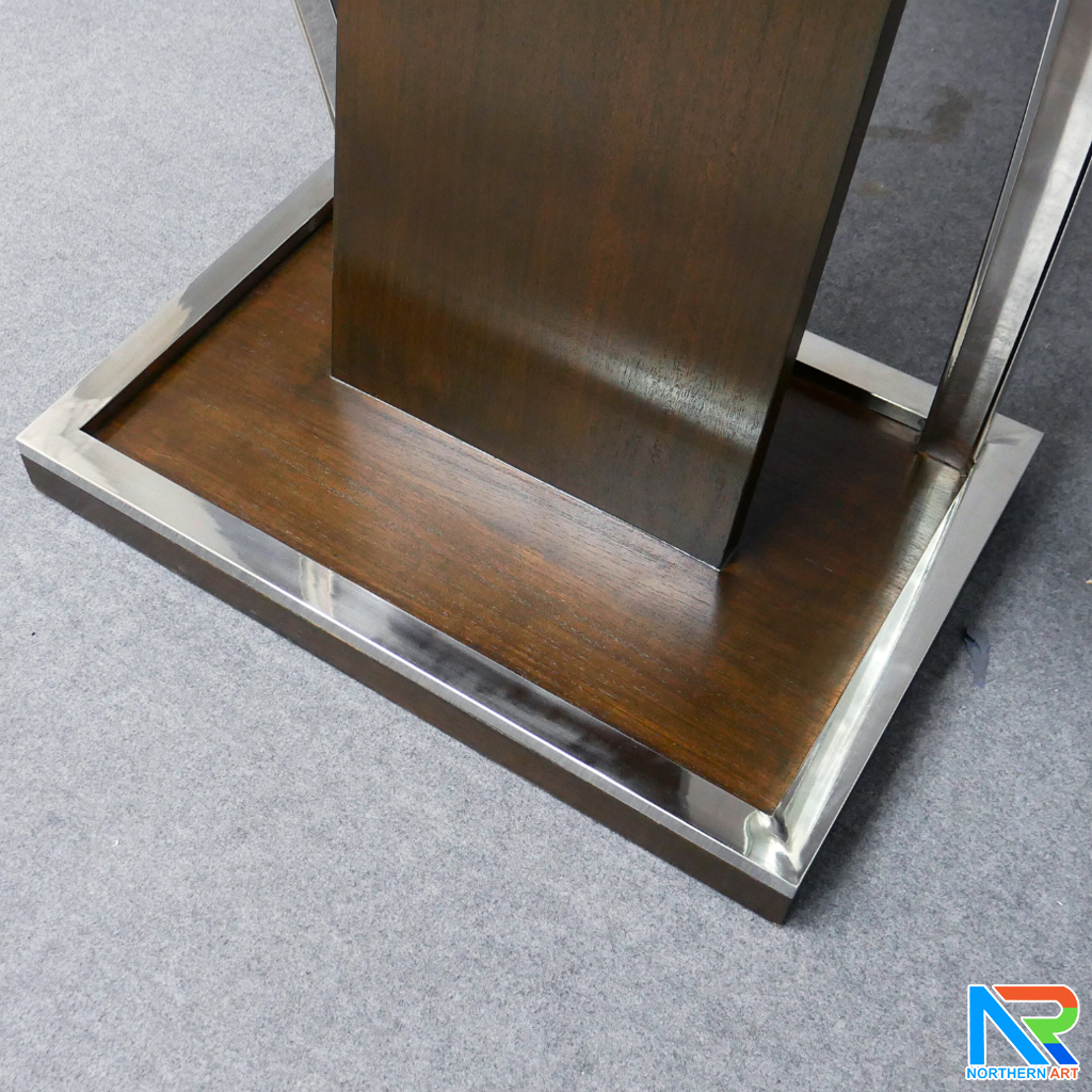 โพเดียมไม้ยืนคู่ Top หุ้มสแตนเลส สีโอ๊คน้ำตาล ขนาด (W) 90x (L) 59 x (H) 120 cm. พร้อมตกแต่งเสาโค้งสแตนเลสเกรด304