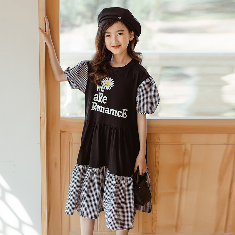 เดรสยาวแขนตุ๊กตาสีดำ สกรีนลายช่วงอก แต่งผ้าลายสก็อตที่แขนและชายกระโปรง