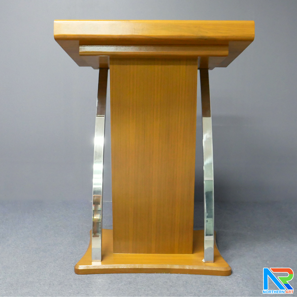 โพเดียมไม้ ยืนคู่ สีสัก ขนาด (W) 90x (L) 63 x (H) 120 cm. ตกแต่งเสาโค้งสแตนเลสเกรด 304