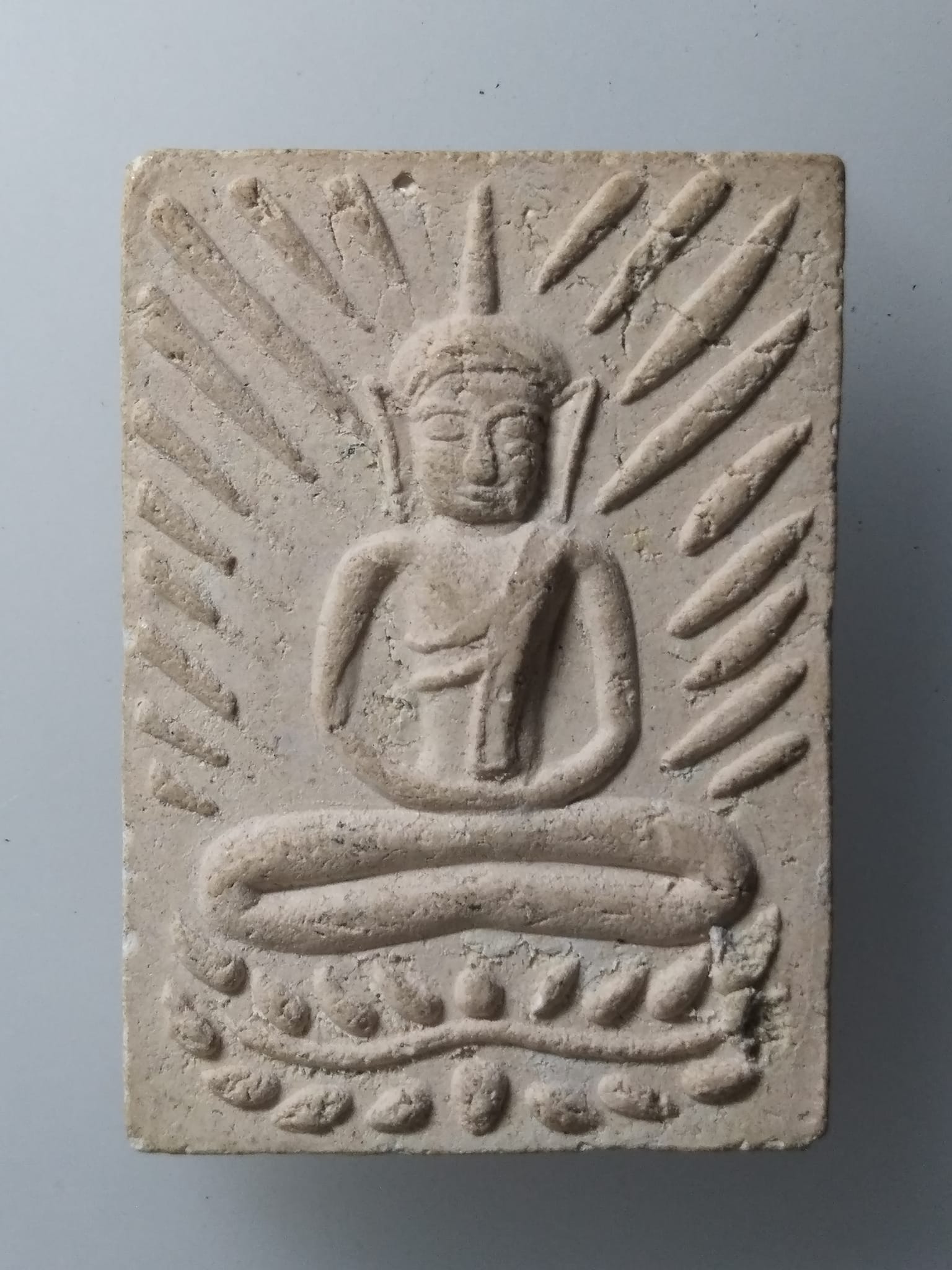 H043 พระผงหลวงปู่เผือก วัดกิ่งแก้ว พิมพ์รัศมี ฐานบัวเลื้อย พระสมุห์เพิ่มพูน