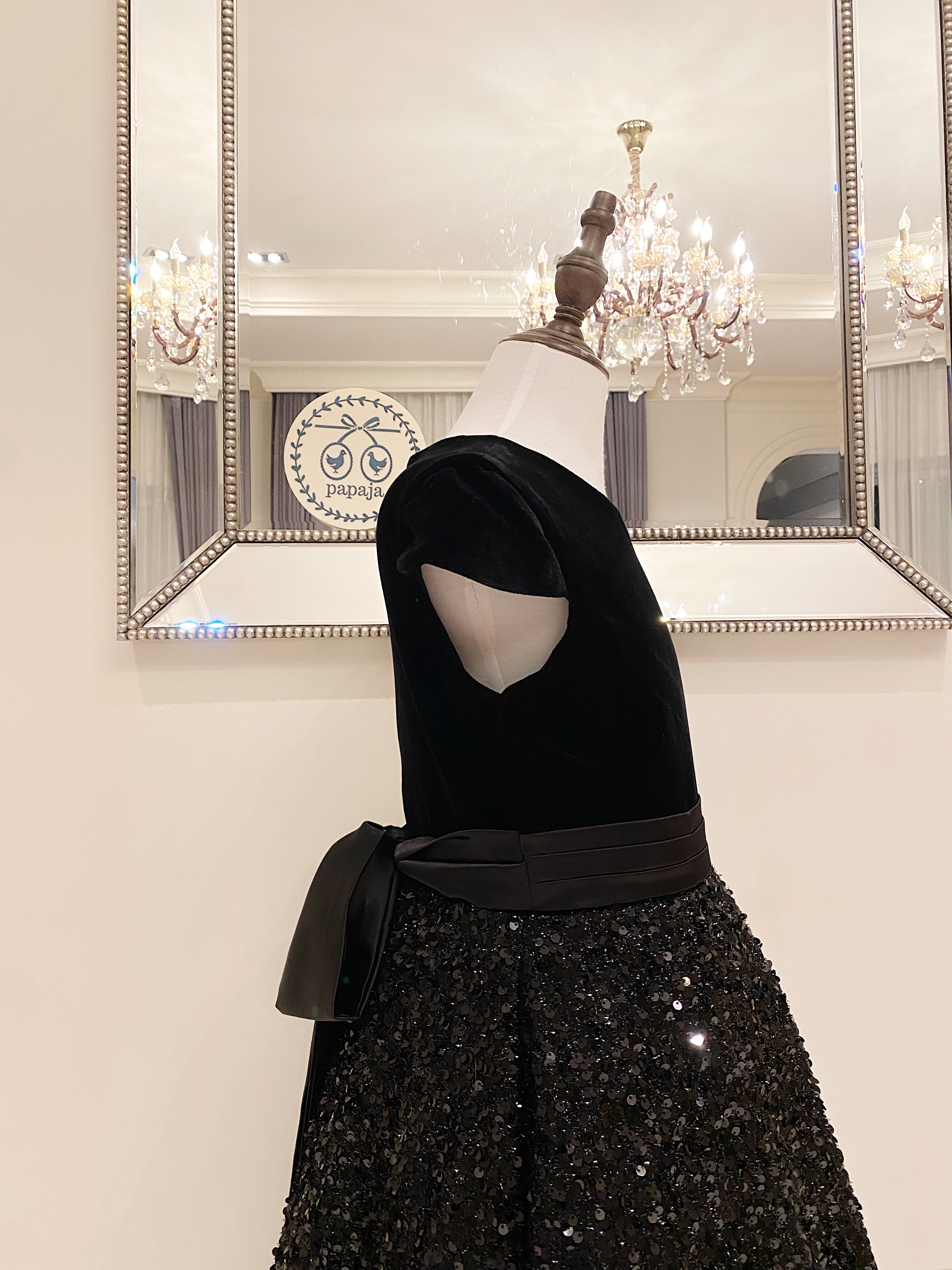 เดรสราตรียาวสีดำแขนล้ำ (งานไฮพรีเมี่ยม) ดีเทลผ้ากำมาหยี่ช่วงบน ปักเลื่อมที่กระโปรง