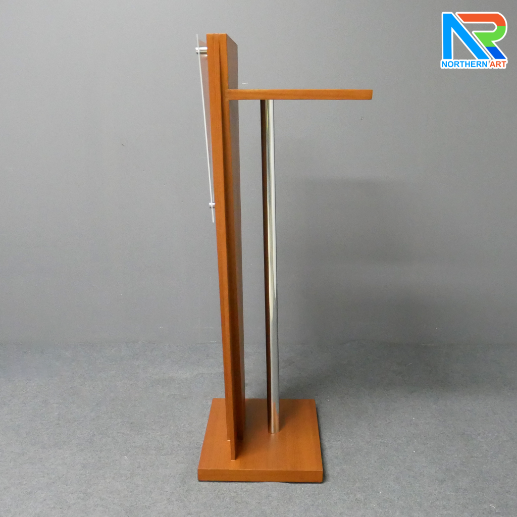 โพเดียมลายไม้สีสัก ทรงสามเหลี่ยม ขนาด (W) 45 x (L) 35 x (H) 120 cm. ด้านหน้าอะคริลิคใส ติดหมุด สำหรับติดโลโก้