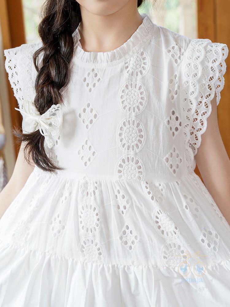 เดรสแขนกุดผ้าลูกไม้ฉลุสีขาวออฟไวท์