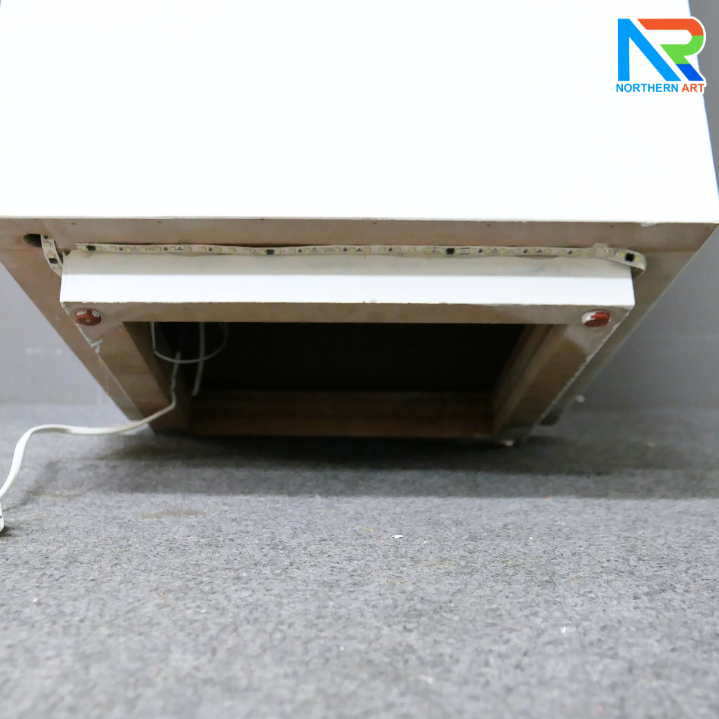 แท่นโชว์สินค้า สีขาว พร้อมไฟLED สีฟ้า ขนาด (W)40 x (L)40 x (H)100 cm. TOP กระจก