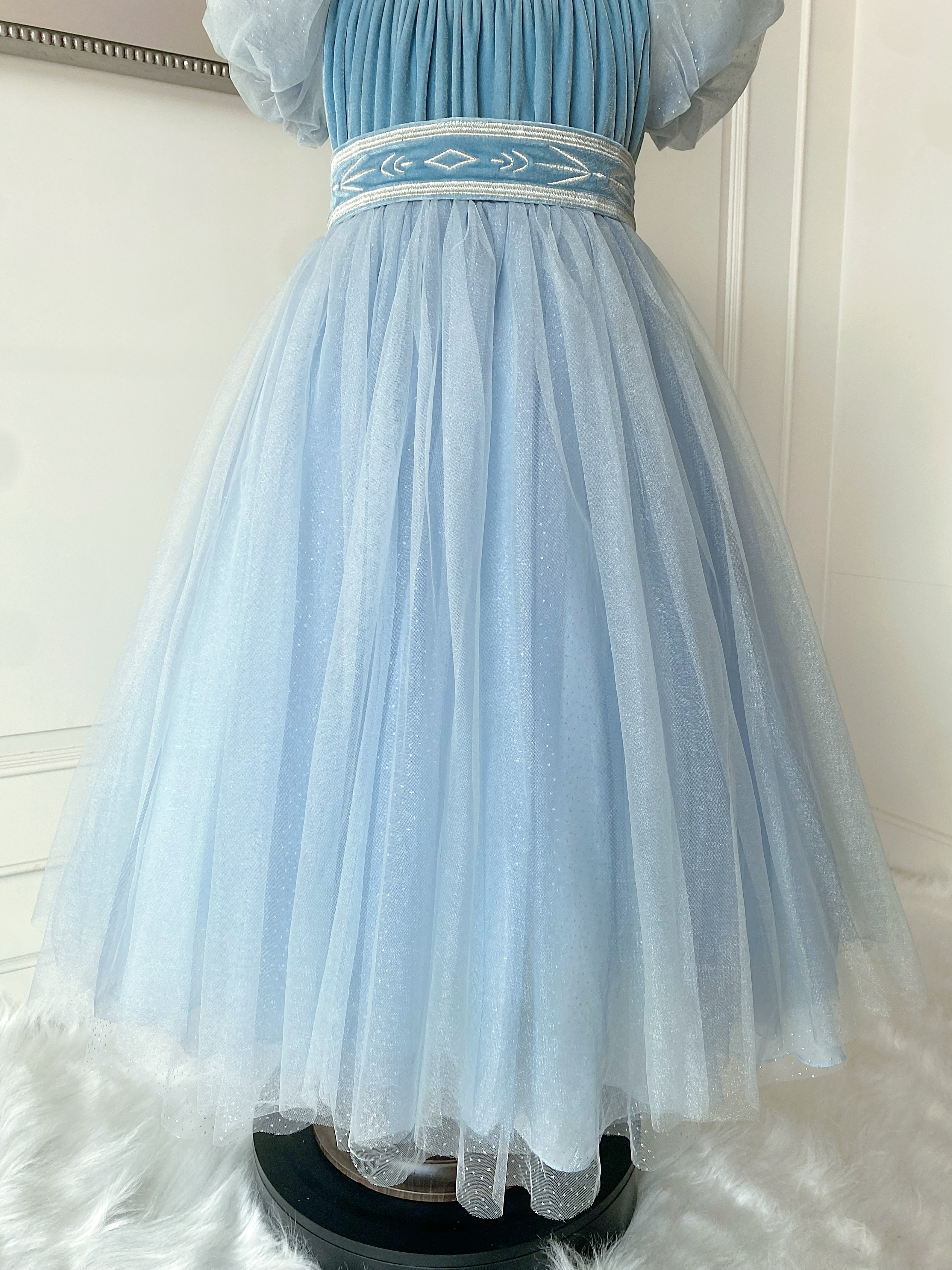 ชุดเจ้าหญิงเอลซ่าแขนตุ๊กตาสีฟ้าคราม รุ่นไฮพรีเมี่ยม ดีเทลลายปักดิ้นเงินรอบเอวสุดหรู