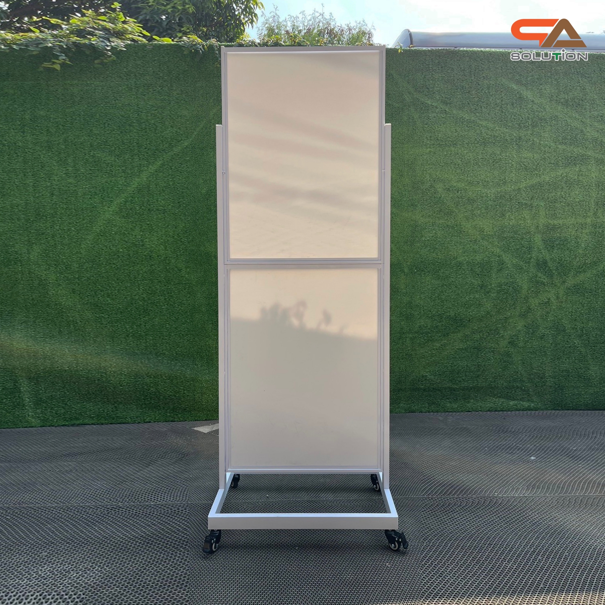 ป้ายตั้งพื้นเหล็ก กรอบคู่ สีขาว มีล้อ (W) 58 × (L) 73 x (H) 160 cm. สอดงานด้านบน โชว์ภาพ2ด้าน ถอดประกอบได้