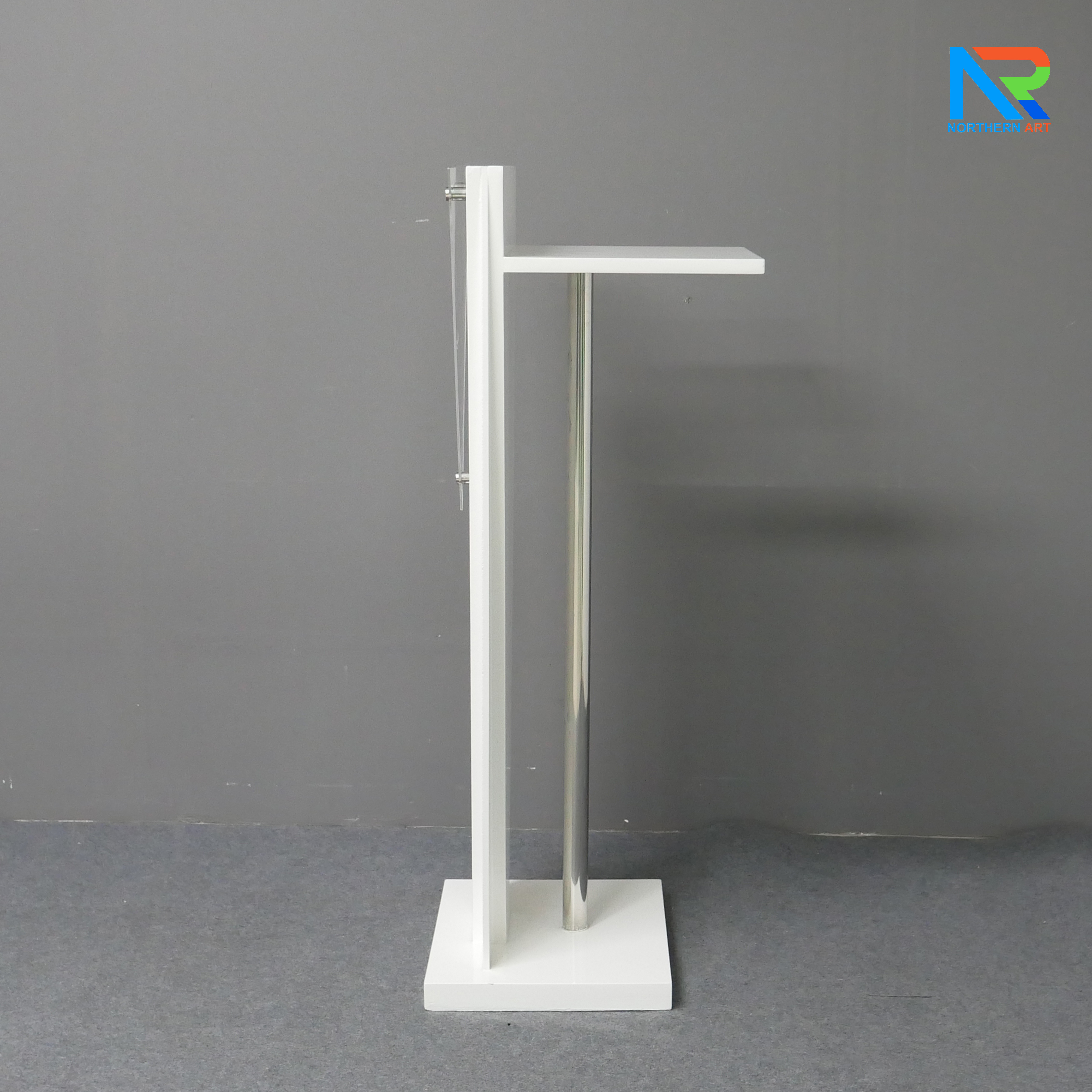 โพเดียมไม้สีขาว ทรงสามเหลี่ยม ขนาด (W) 45 x (L) 35 x (H) 120 cm. ด้านหน้าอะคริลิคใส ติดหมุด สำหรับติดโลโก้