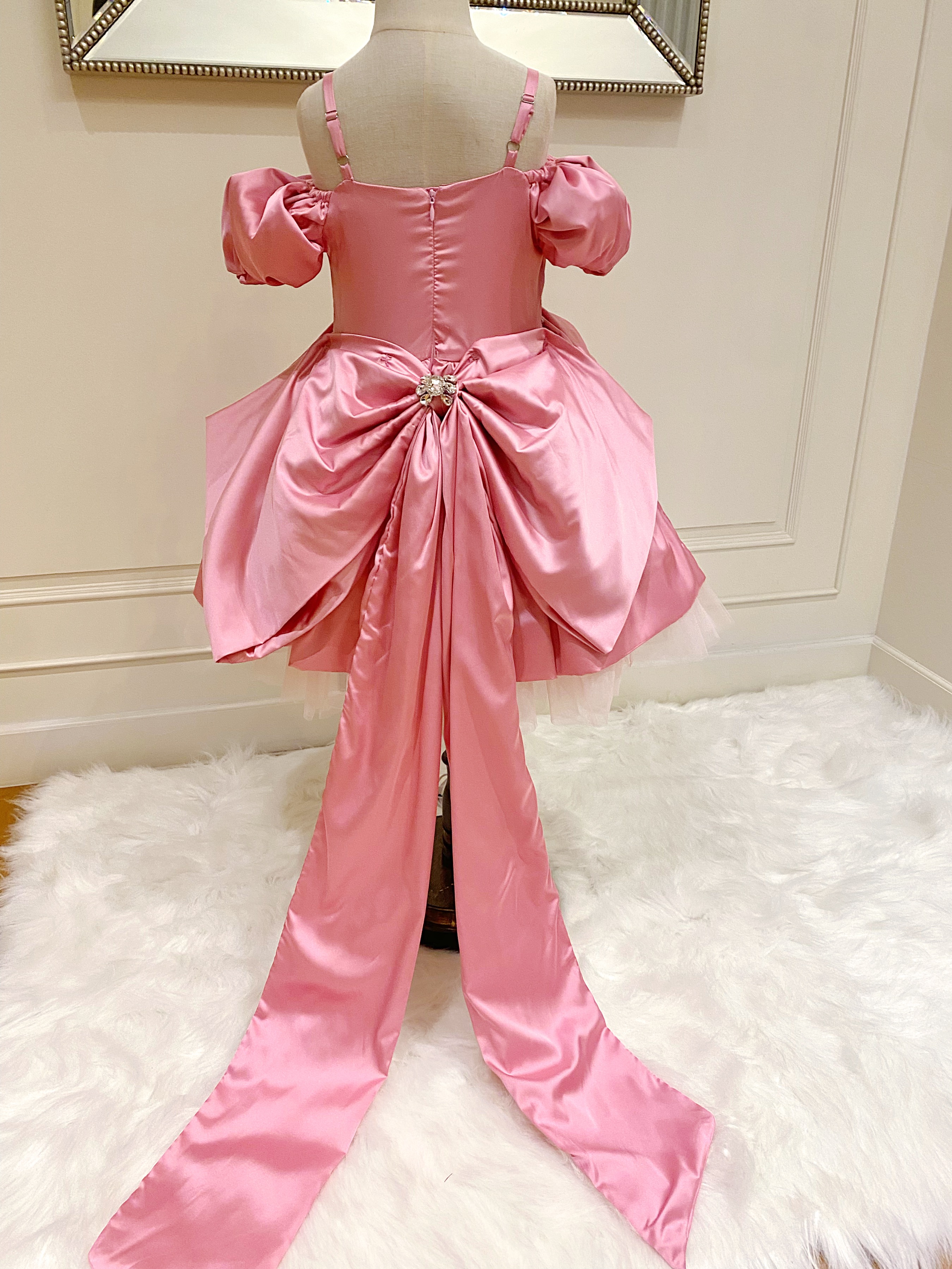 มินิเดรสทรงบอลลูนสีชมพูบาร์บี้ มีประดับโบว์โตด้านหลัง (ไม่รวมที่ติดผม)