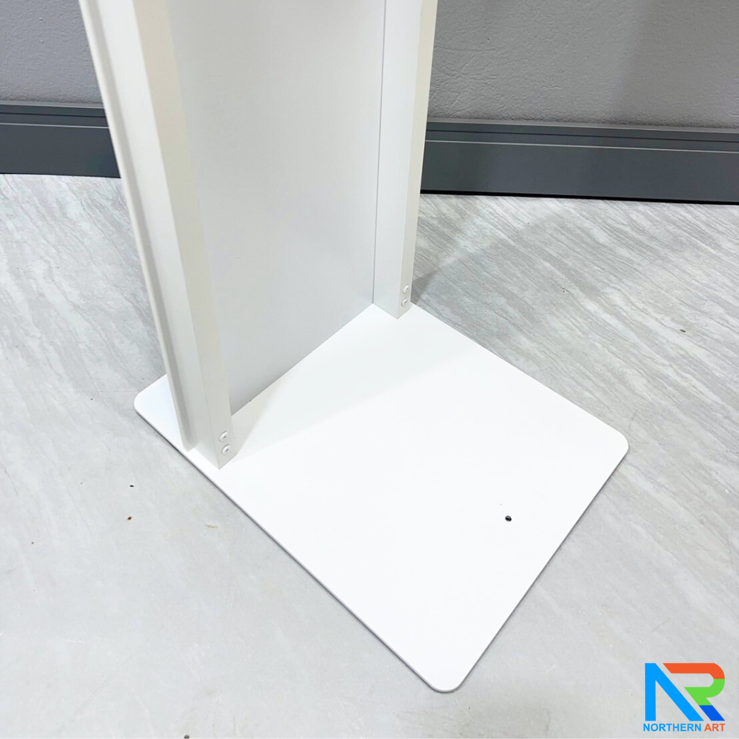 โปสเตอร์สแตนด์ตั้งพื้น รุ่นโชว์รูมรถ ขนาด A4 สีขาว สอดงานพิมพ์ด้านบน เปลี่ยนงานพิมพ์ง่าย ฐานมั่นคงแข็งแรง