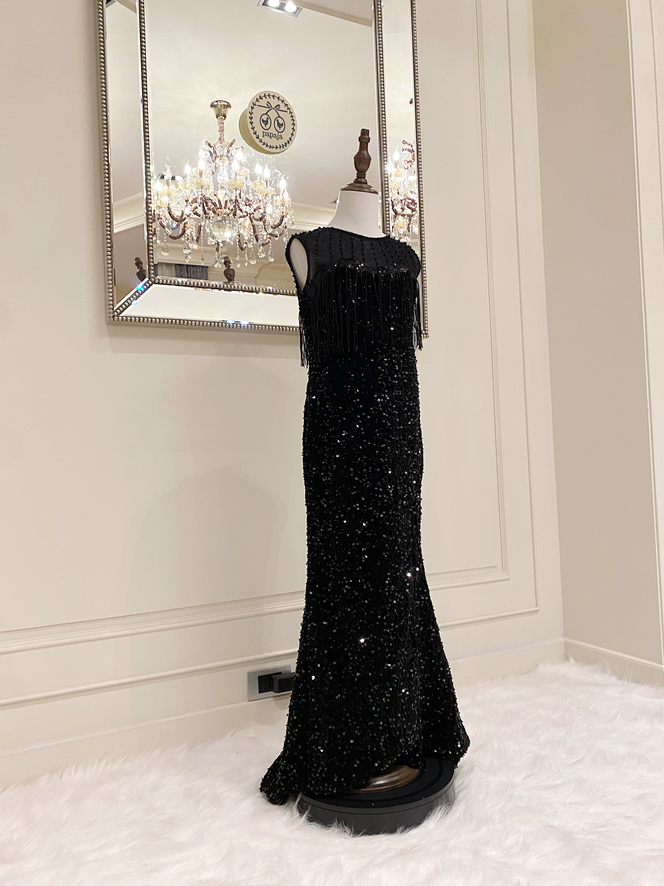 เดรสราตรียาวหางปลาสีดำแขนกุดปักเลื่อมทั้งชุด ดีเทลไหล่ซีทรู ชุดนี้แพทเทริน์ใส่สวยเข้ารูปร่าง