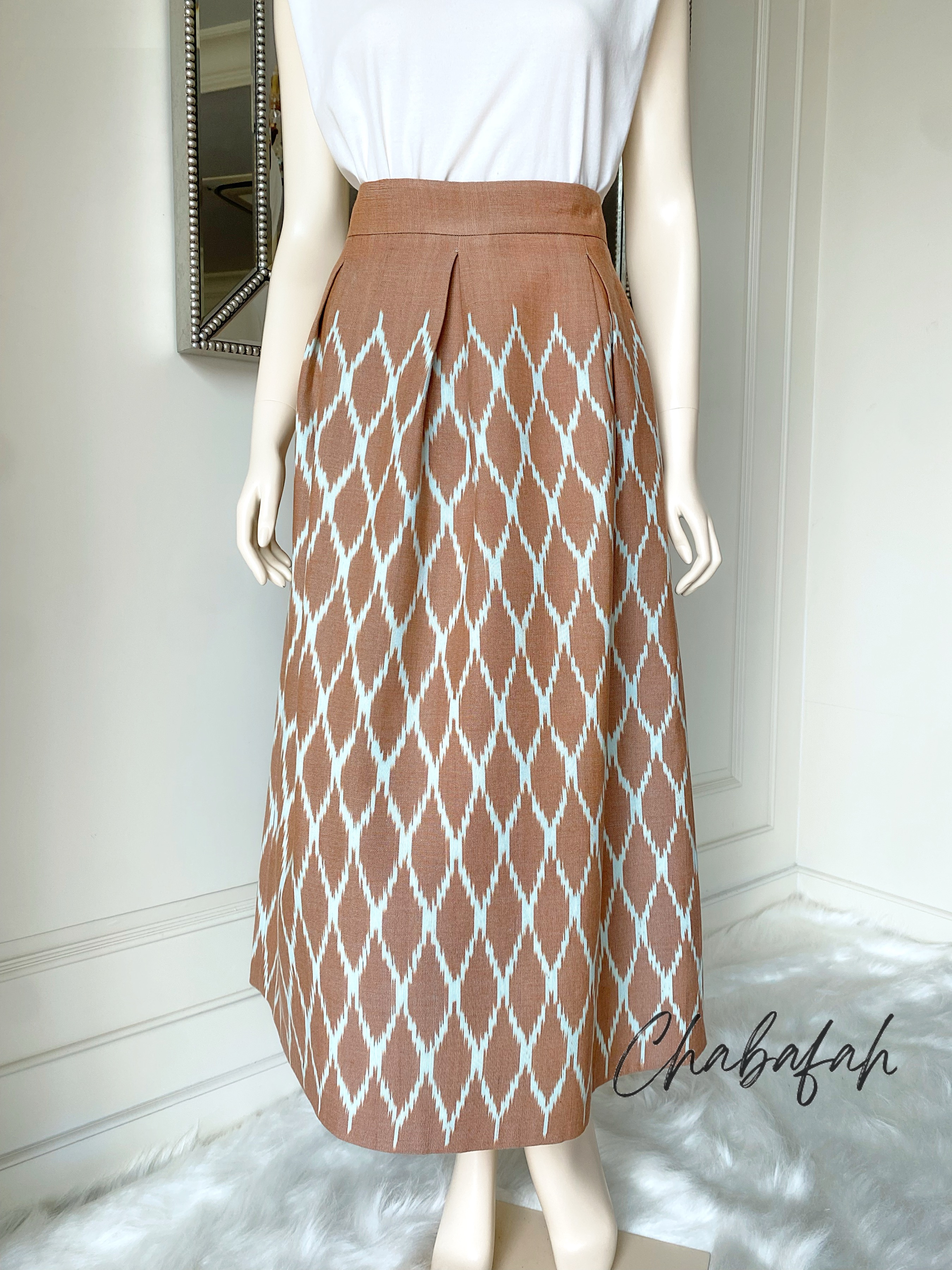 (No. 027) กระโปรงผ้าฝ้ายไทยทอมือ สีน้ำตาลทอลายกราฟฟิค สวยผู้ดีมากๆ ทรงทวิส แบรนด์ Chabafah (ชบาฟ้า)