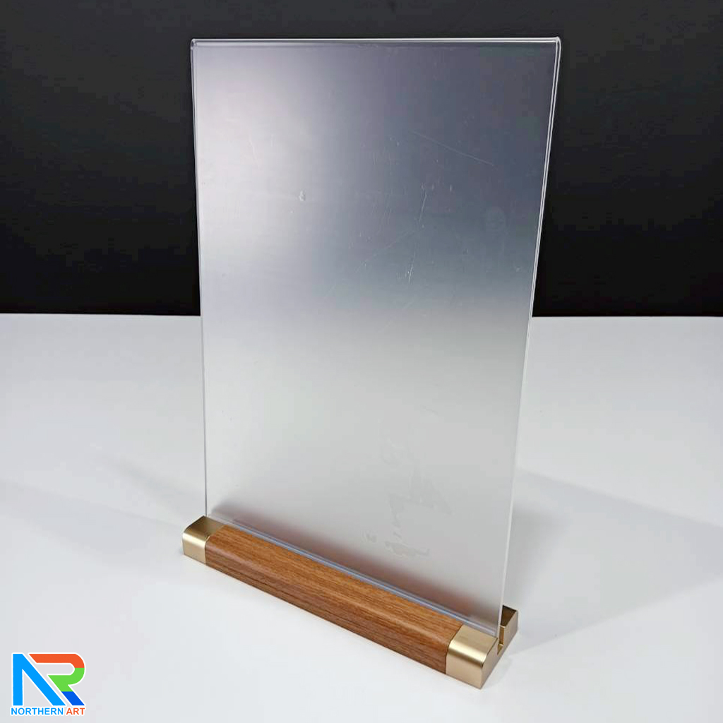 ป้ายตั้งโต๊ะ A4 ฐานไม้ พร้อมอะคริลิคใส สอดงานพิมพ์ด้านข้าง โชว์งานพิมพ์ 2 ด้าน
