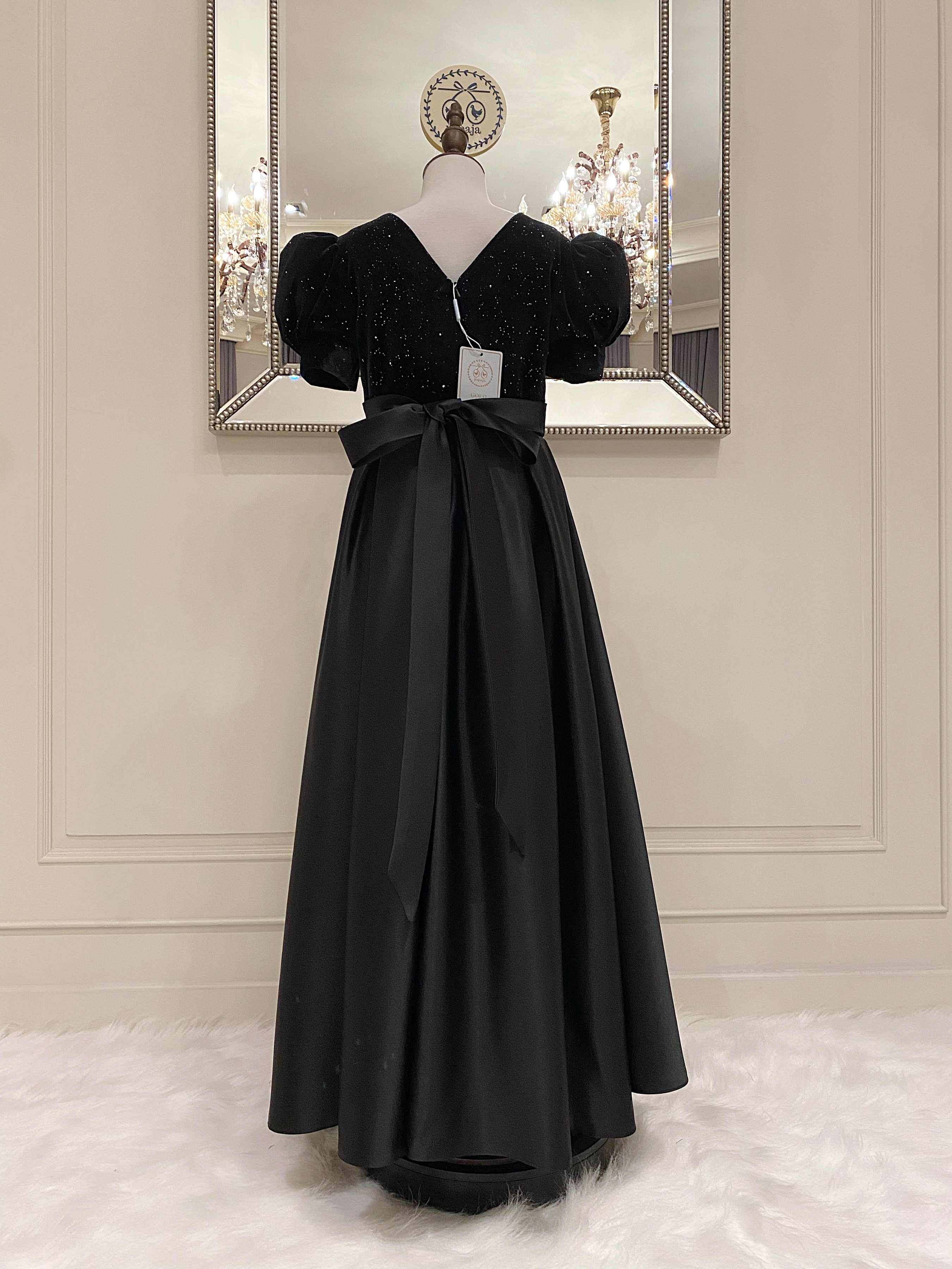 เดรสราตรียาวสีดำแขนตุ๊กตา ดีเทลช่วงบนกำมะหยี่ตัดกับช่วงล่างผ้าซาติน