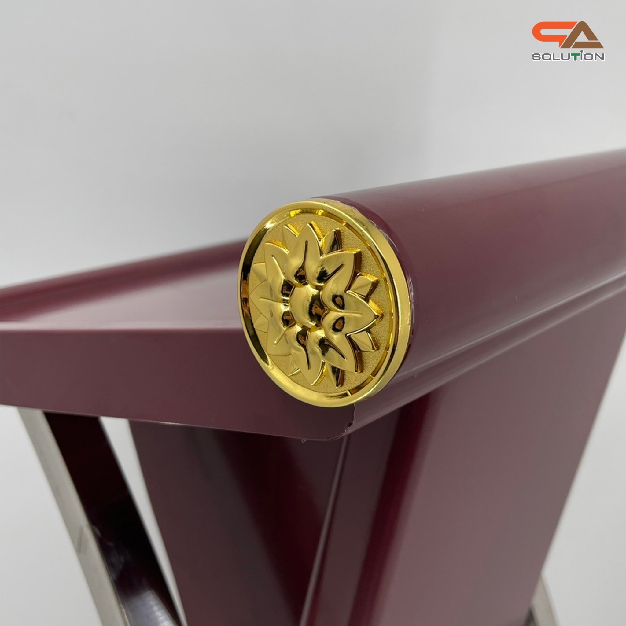 โพเดียมเหล็ก สีโอ๊คแดง ตกแต่งเสาโค้งสแตนเลสสีเงิน ขนาดTOP (W)48 x (L)39 สูง 117 cm.