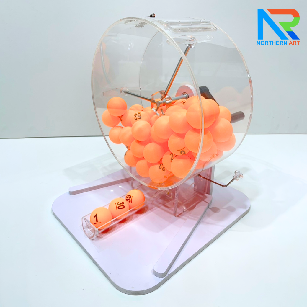 เกมส์จับฉลากมือหมุน ตั้งโต๊ะ ขนาด (W)31.5 X (L)35 X (H)38 cm. หมุนได้ 360 องศา พร้อมลูกบอลตัวเลข 1-60 จำนวน 60 ลูก