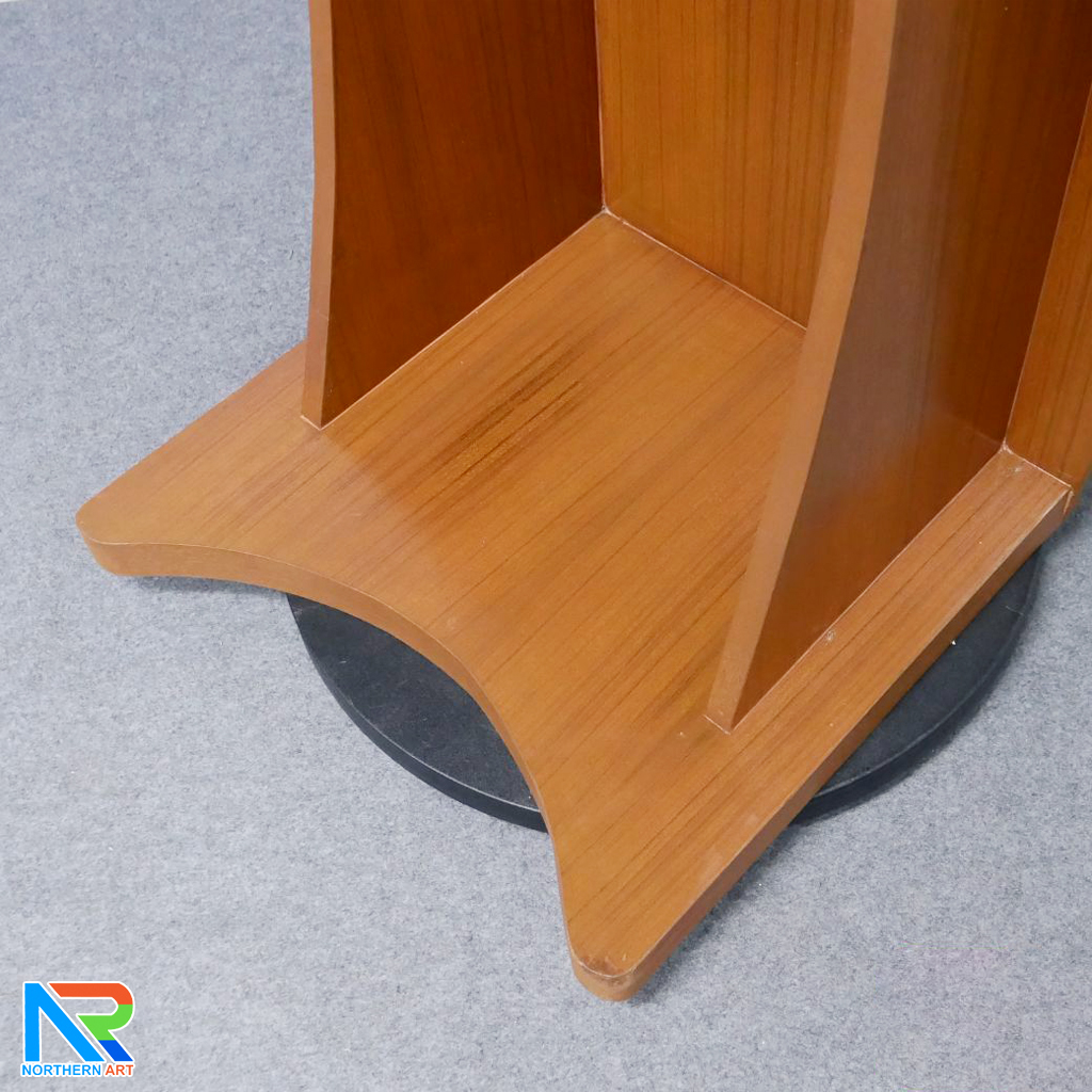 โพเดียมไม้ ยืนคู่ สีสัก พร้อมแถบสีบรอนซ์ด้านข้าง ขนาด(W)90 x (L)47 x (H)121 ซม.