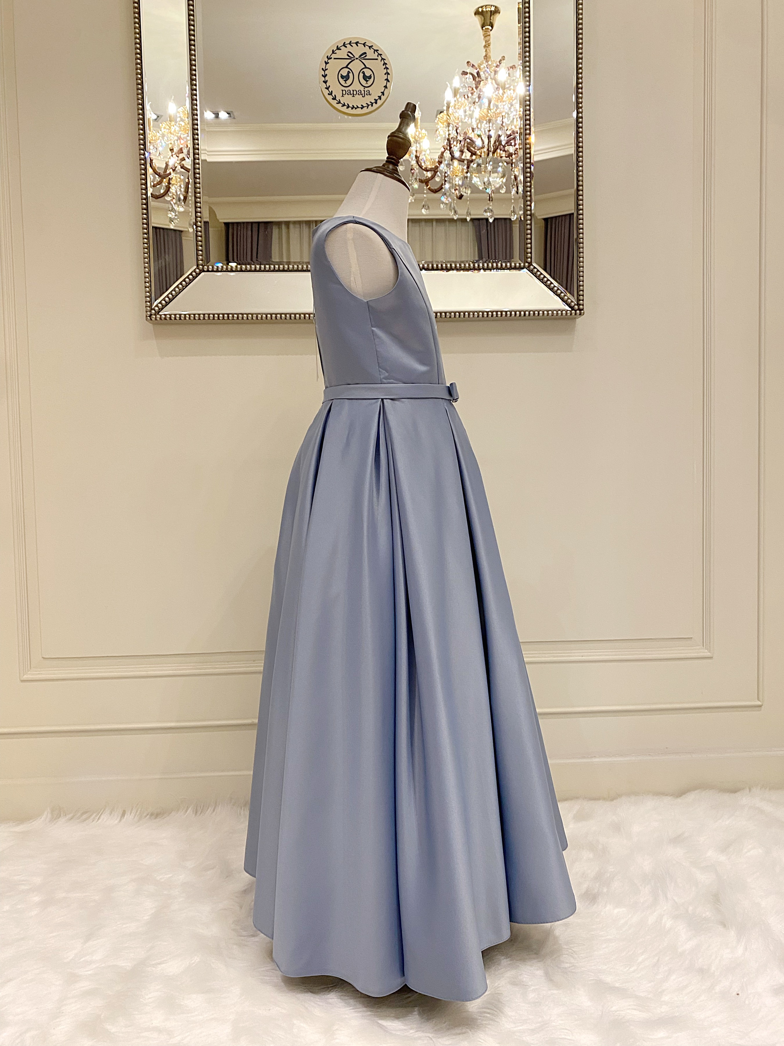 เดรสราตรียาวสีเทา แขนกุด ทรงเรียบหรูมินิมอล (งานไฮพรีเมี่ยม) ดีเทลประดับโบว์เล็กๆ ช่วงเอว