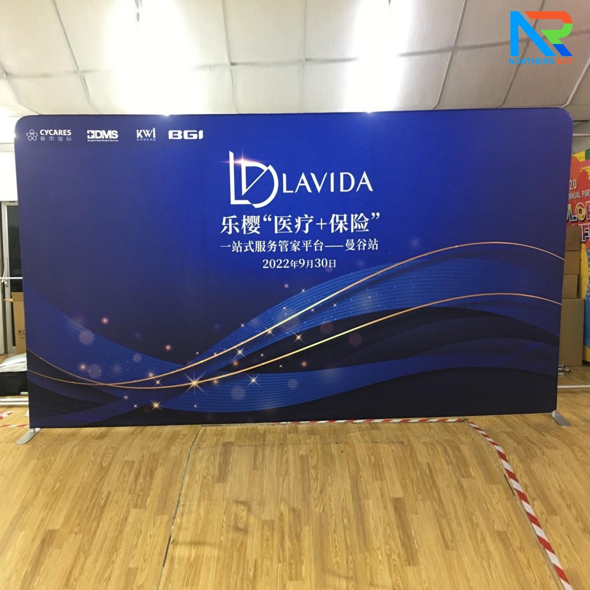 แบคดรอปผ้า (Fabric Backdrop) รุ่นตรง Savvy ขนาด (H)180 x (W)120-1000 cm. โครงอะลูมิเนียม ถอดประกอบได้ แถมฟรี! กระเป๋าใส่อุปกรณ์ 1 ใบ