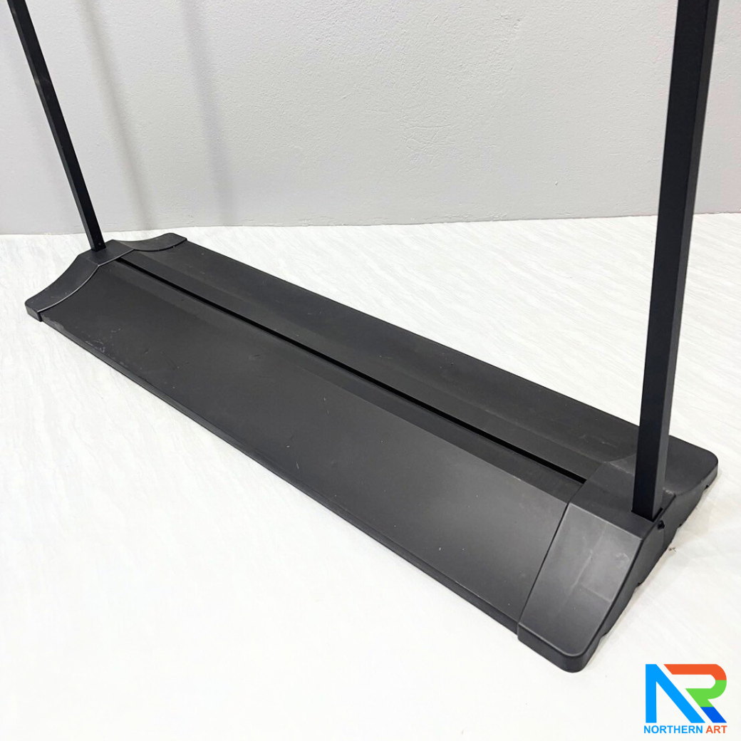 ป้ายตั้งพื้น รุ่นแขวน ฐานพลาสติกขึ้นรูป ขนาด (W)100 x (H)200 ซม. โครงเหล็กสีดำ พร้อมขอแขวน 4 มุมถอดประกอบได้ เคลื่อนย้ายสะดวก