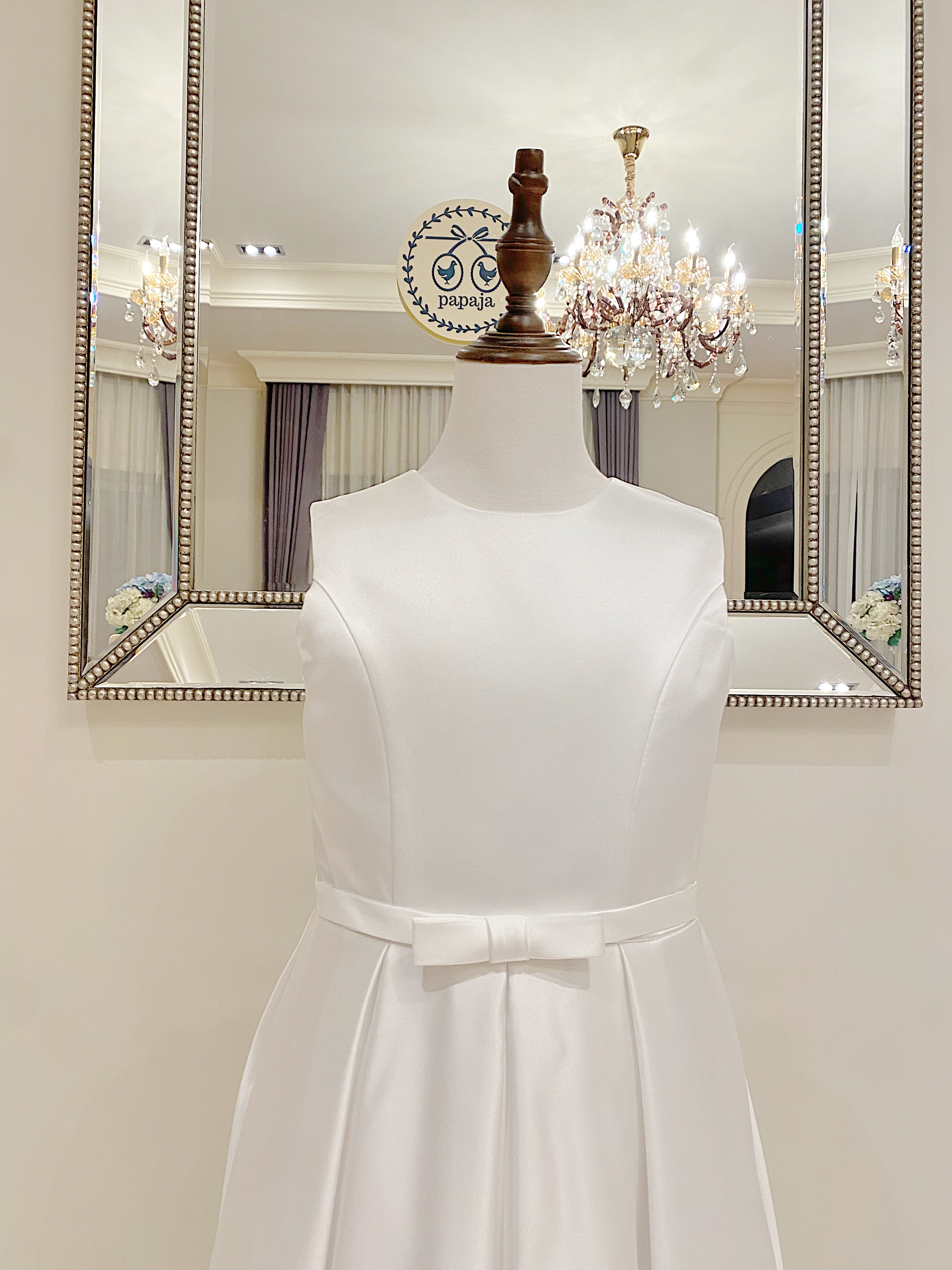 เดรสราตรียาวสีขาวออฟไวท์ แขนกุด ทรงเรียบหรูมินิมอล (งานไฮพรีเมี่ยม) ดีเทลประดับโบว์เล็กๆ ช่วงเอว