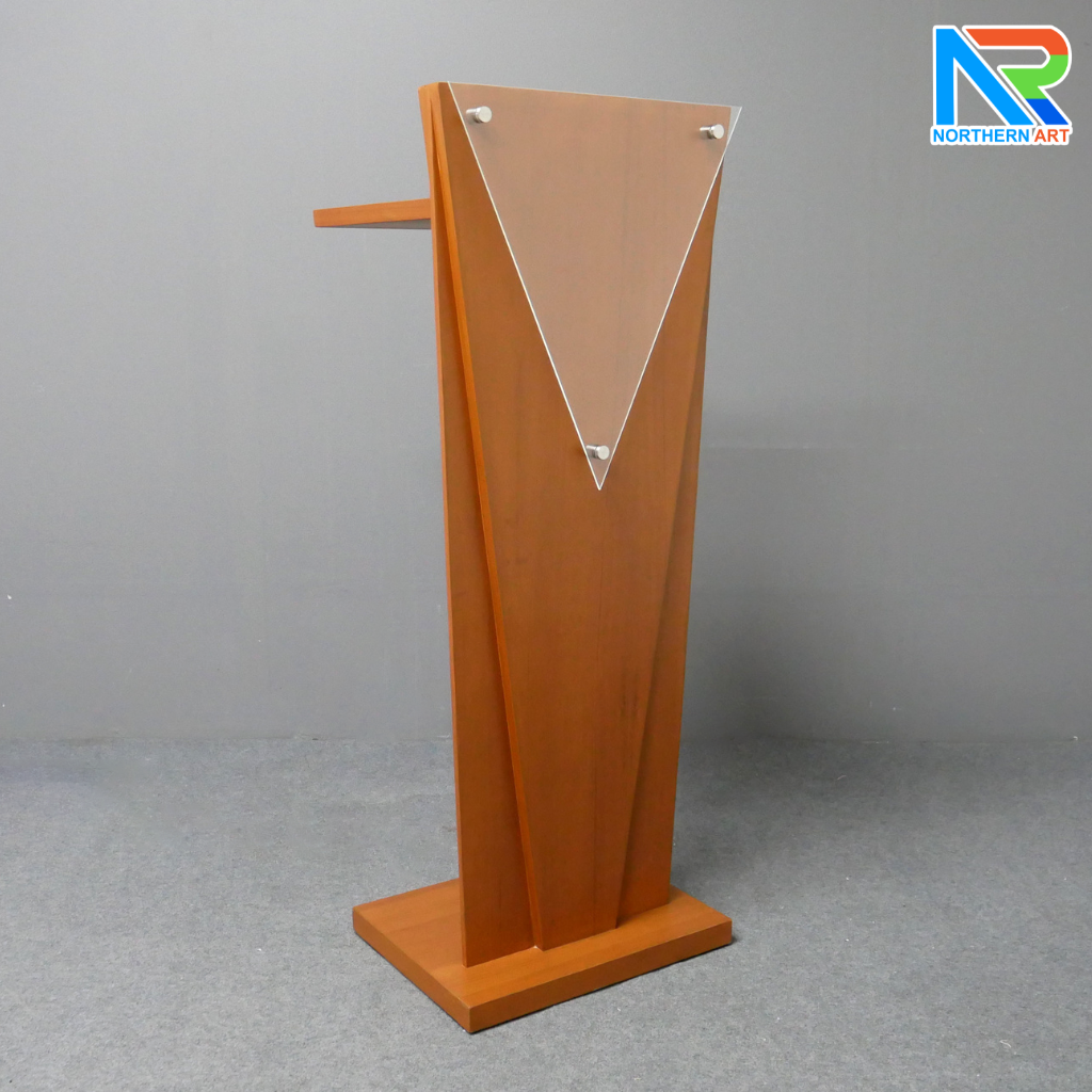 โพเดียมลายไม้สีสัก ทรงสามเหลี่ยม ขนาด (W) 45 x (L) 35 x (H) 120 cm. ด้านหน้าอะคริลิคใส ติดหมุด สำหรับติดโลโก้