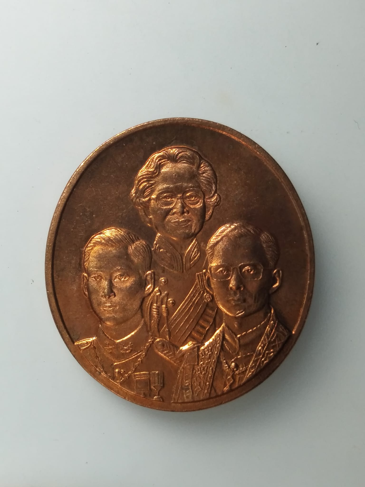 G944 เหรียญเฉลิมพระเกียรติสามพระองค์ เนื้อทองแดง ปี 2542 เนื้อทองแดง