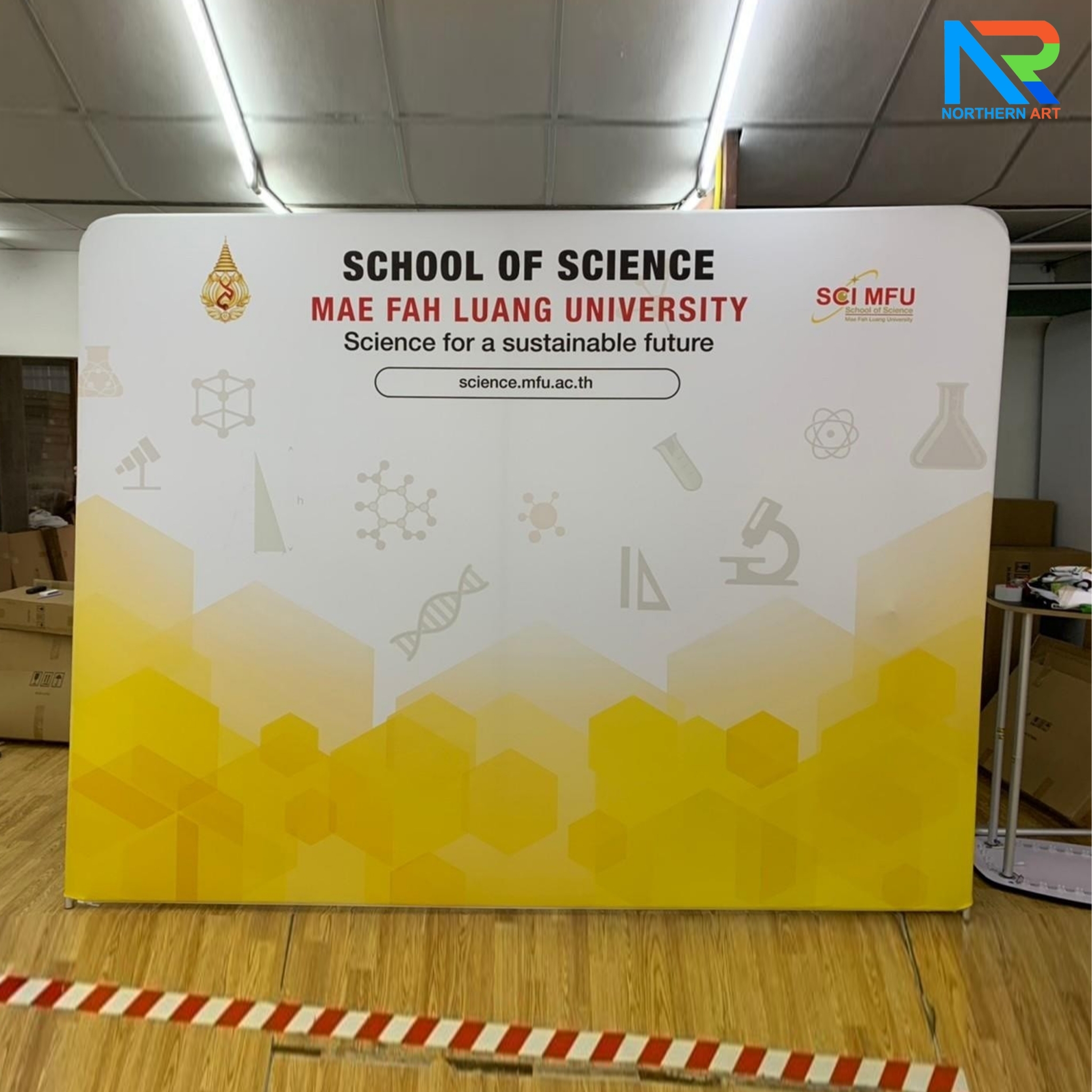 แบคดรอปผ้า (Fabric Backdrop) รุ่นตรง Savvy ขนาด (H)180 x (W)120-1000 cm. โครงอะลูมิเนียม ถอดประกอบได้ แถมฟรี! กระเป๋าใส่อุปกรณ์ 1 ใบ