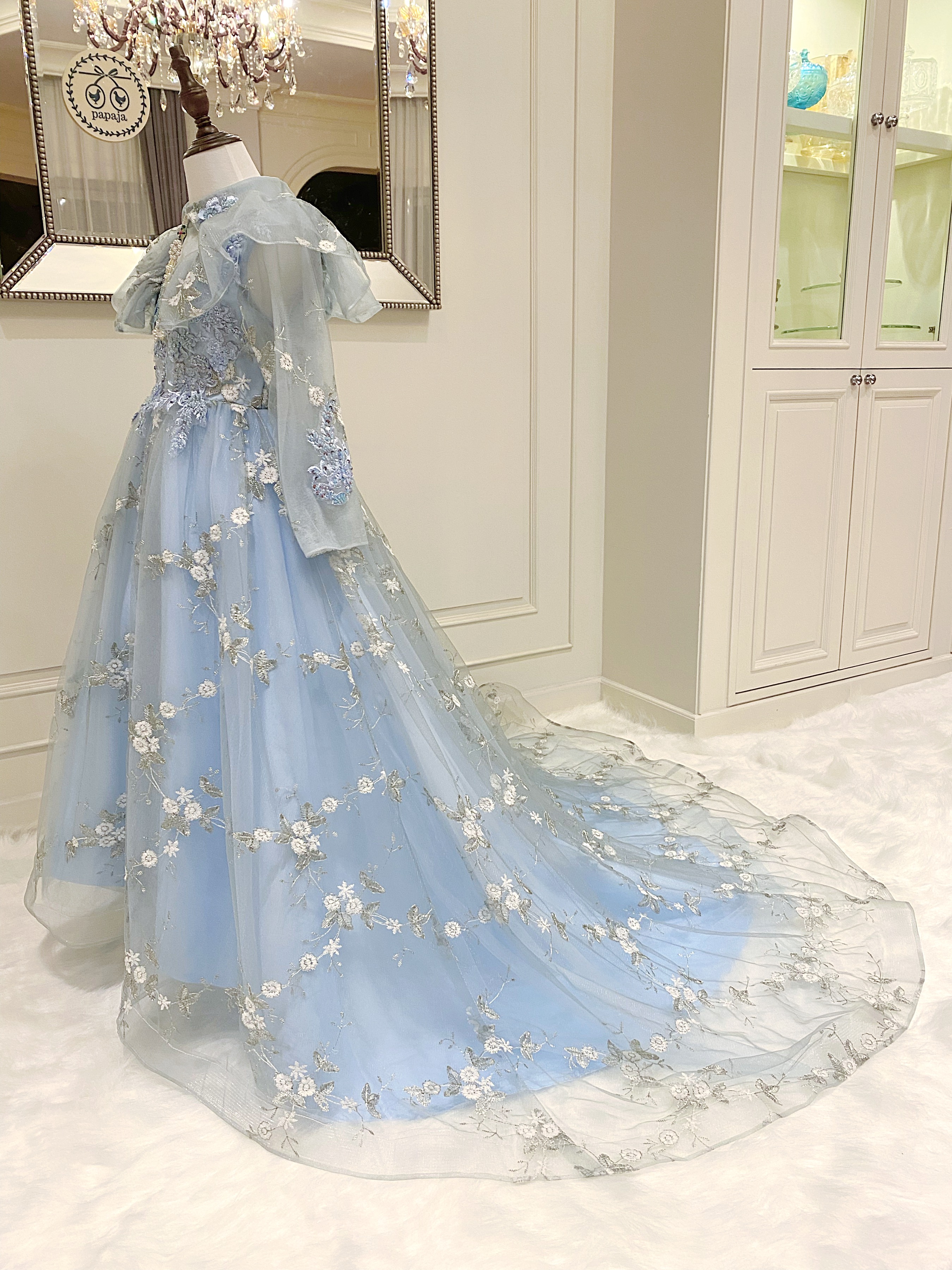 เดรสออกงานราตรียาวแขนยาว ผ้าลูกไม้สีฟ้าทอลายนูน ดีเทลคอปกเชิ้ตหรูหรา