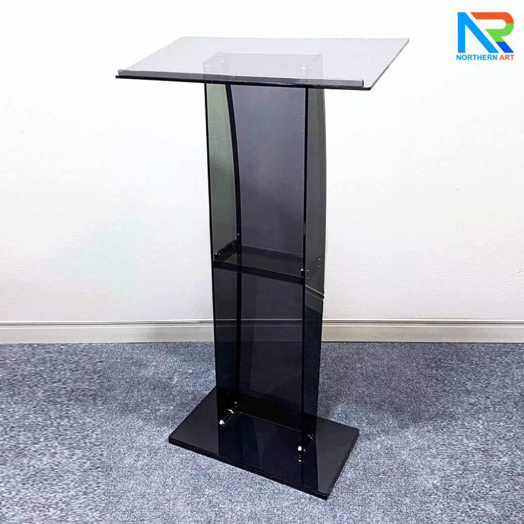 โพเดียม อะคริลิคสีดำใส ขนาด(W)68 x (L)34 x (H)123 cm. TOP เอียงพร้อมกันตก วัสดุอะคริลิคใส หนา 8 มม.