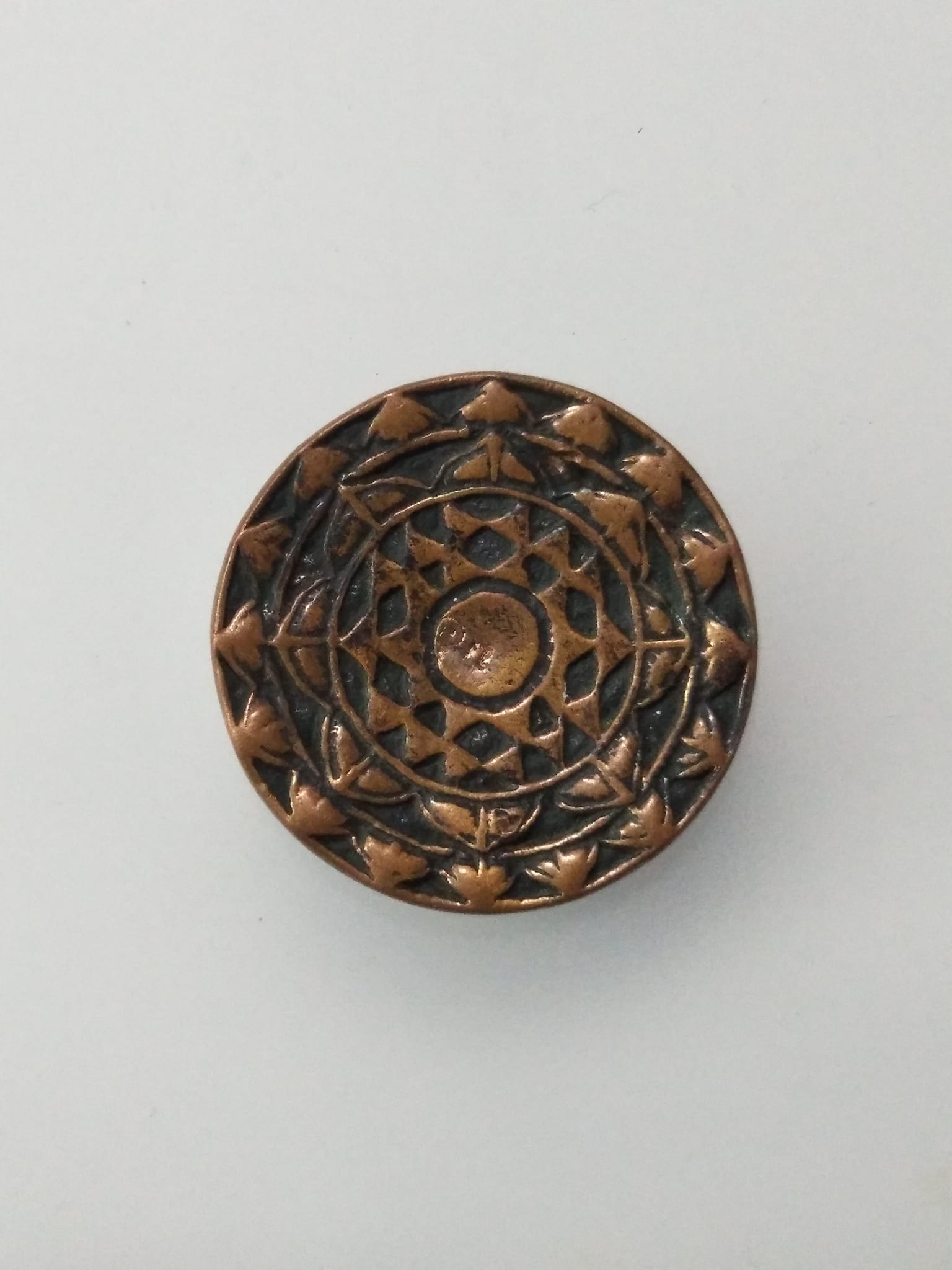 G252 เหรียญยันต์ศรีมหาจักรา สลายพลังด้านมืด ดึงดูดโชคลาภ