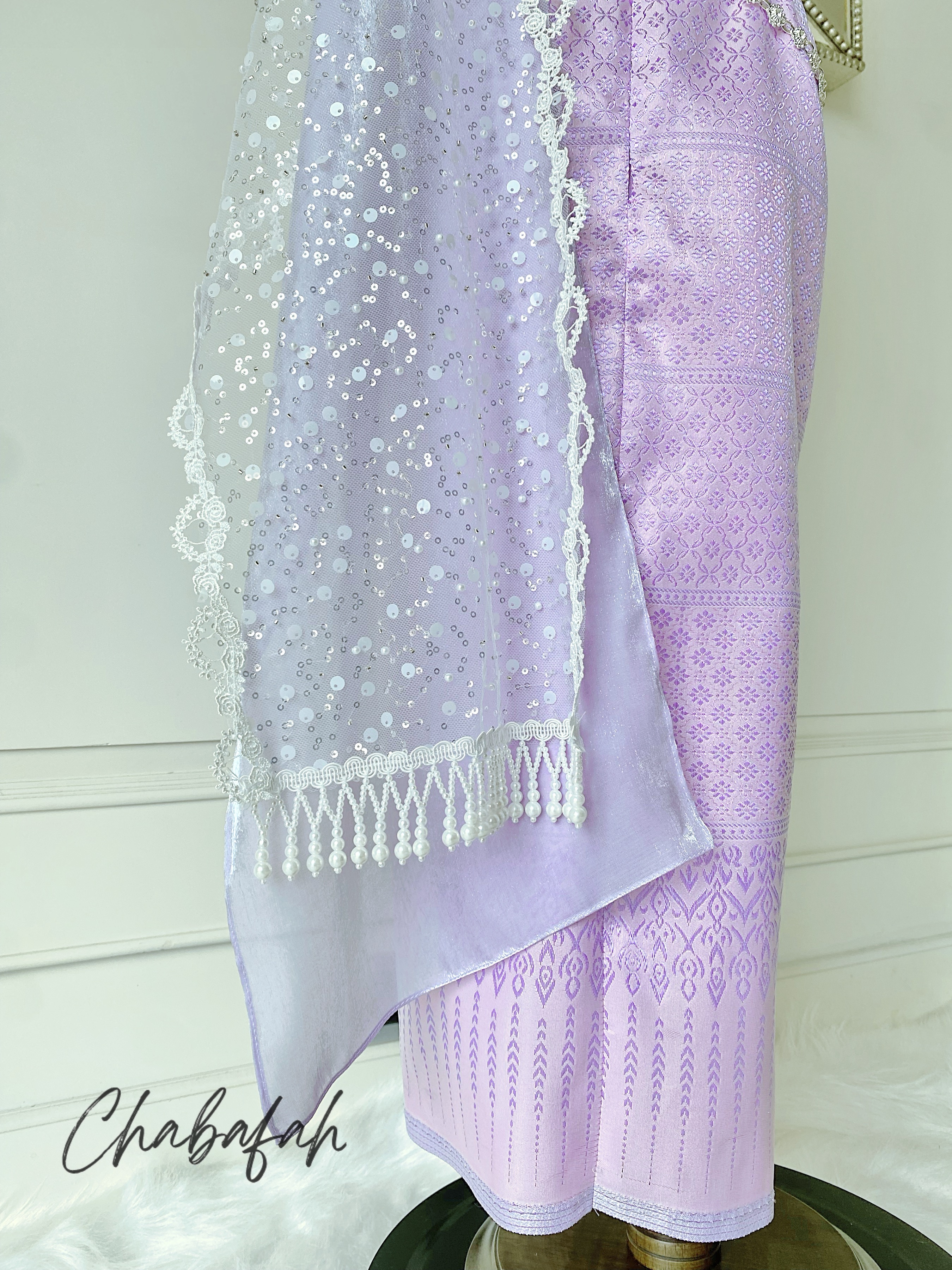 เดรสชุดไทยสไบเฉียง สีม่วงพาสเทล แบรนด์ Chabafah พร้อมเครื่องประดับ 3 ชิ้น